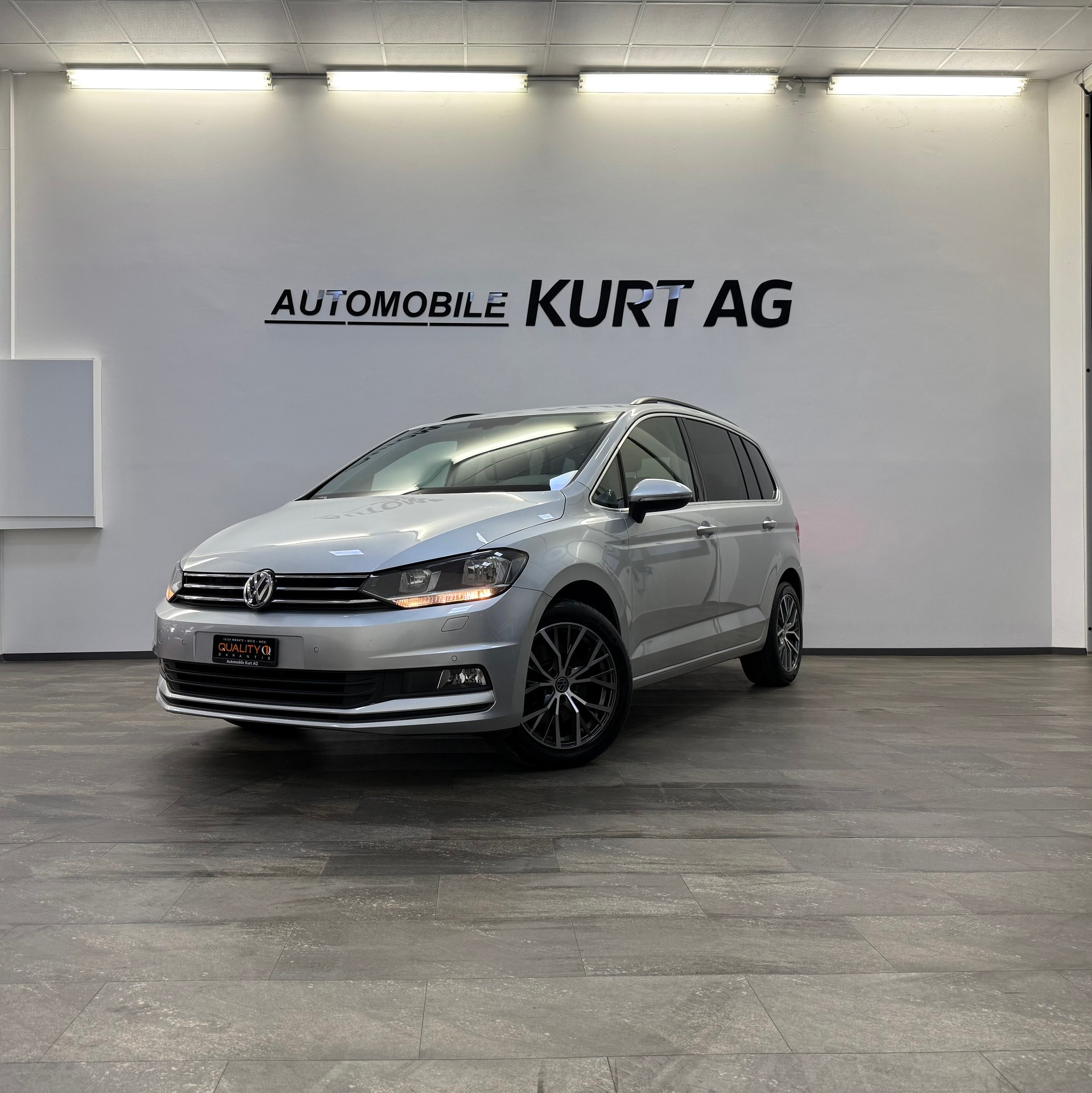 VW Touran 1.6 TDI BlueMotion Technology Trendline DSG-showroom-element-1