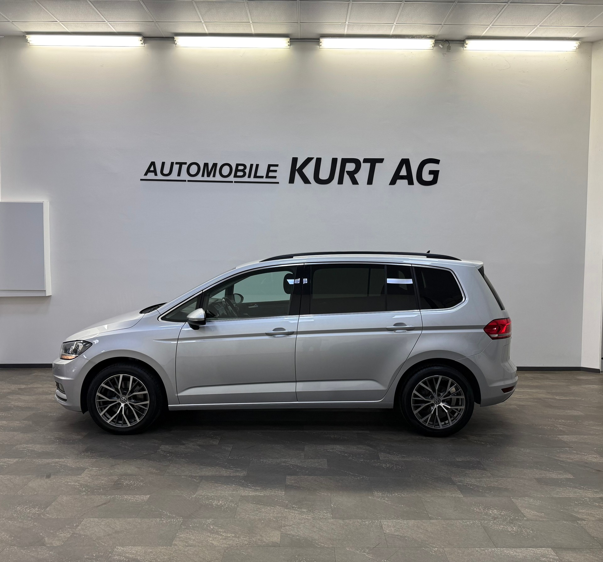VW Touran 1.6 TDI BlueMotion Technology Trendline DSG-showroom-element-2
