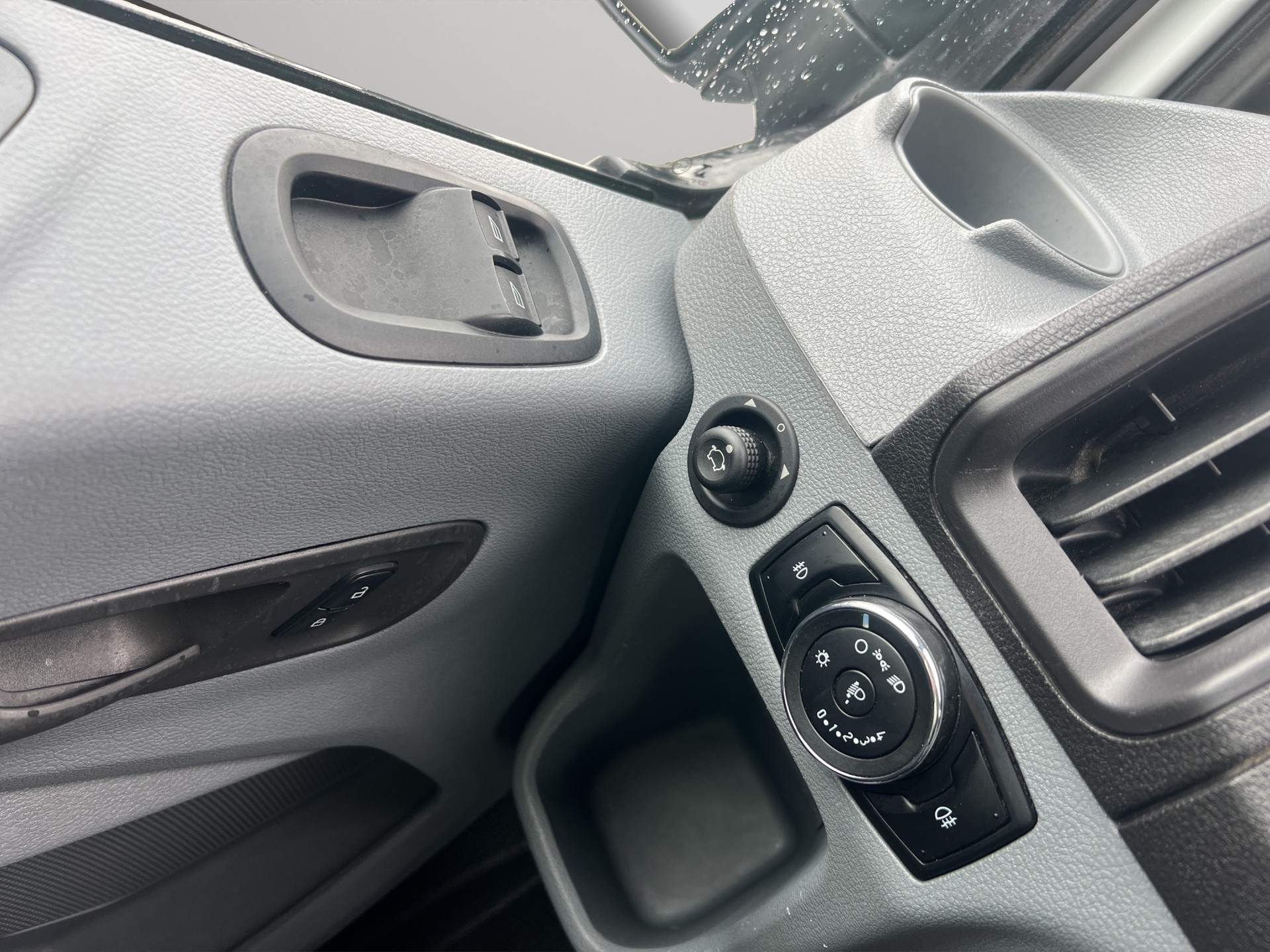 FORD Transit Van 350 L2H3 Ambiente 4WD-image-11