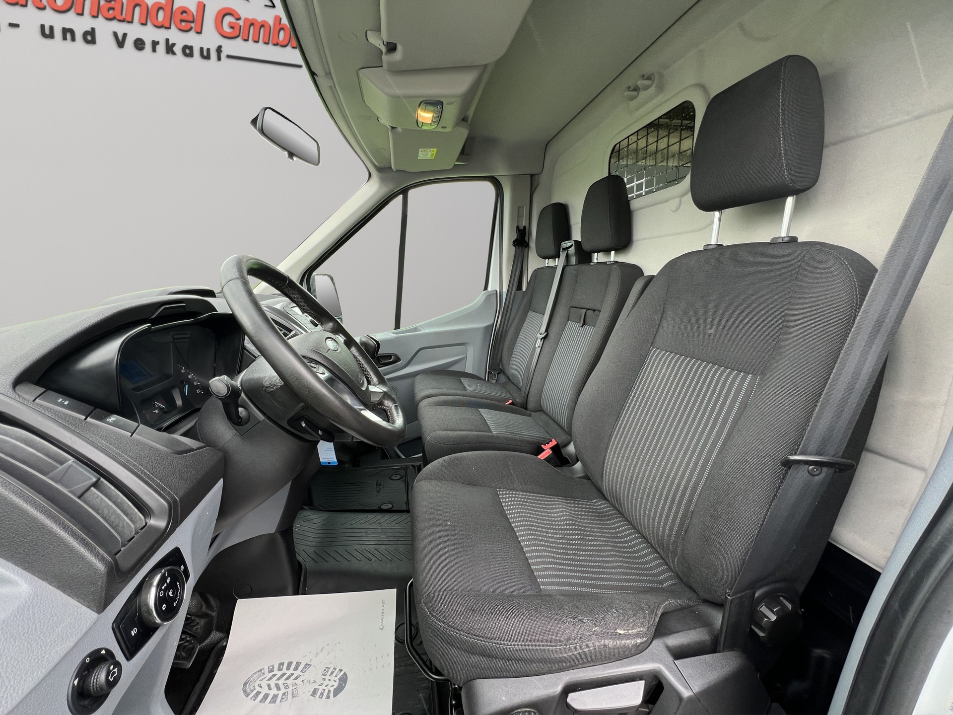 FORD Transit Van 350 L2H3 Ambiente 4WD-image-9