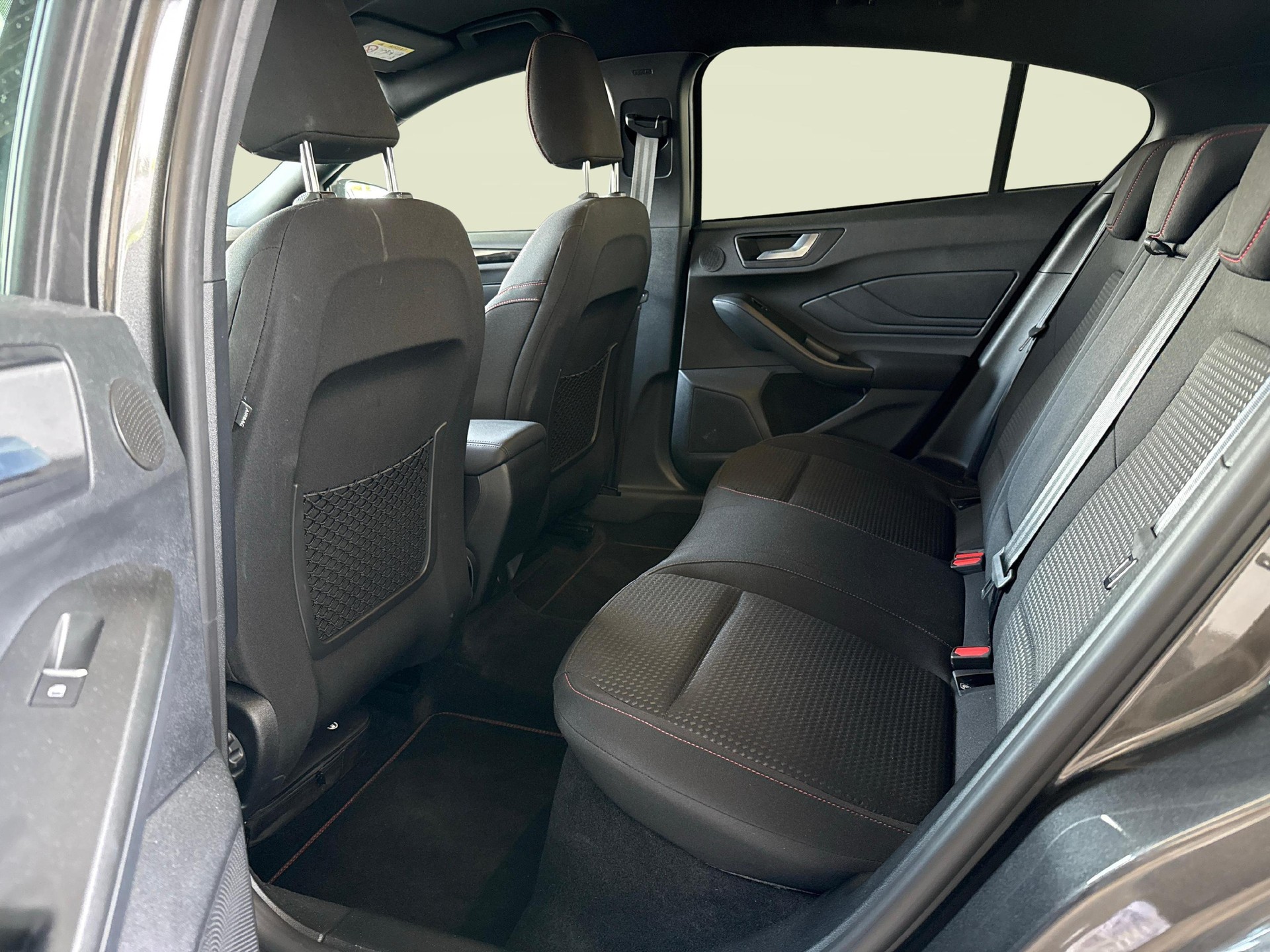 FORD Focus 1.0i EcoB Hybrid 155 ST-Line X-image-10