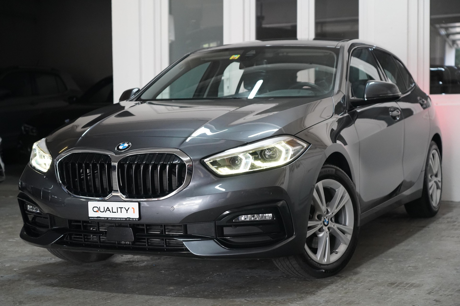 BMW 118i Steptronic-showroom-element-3