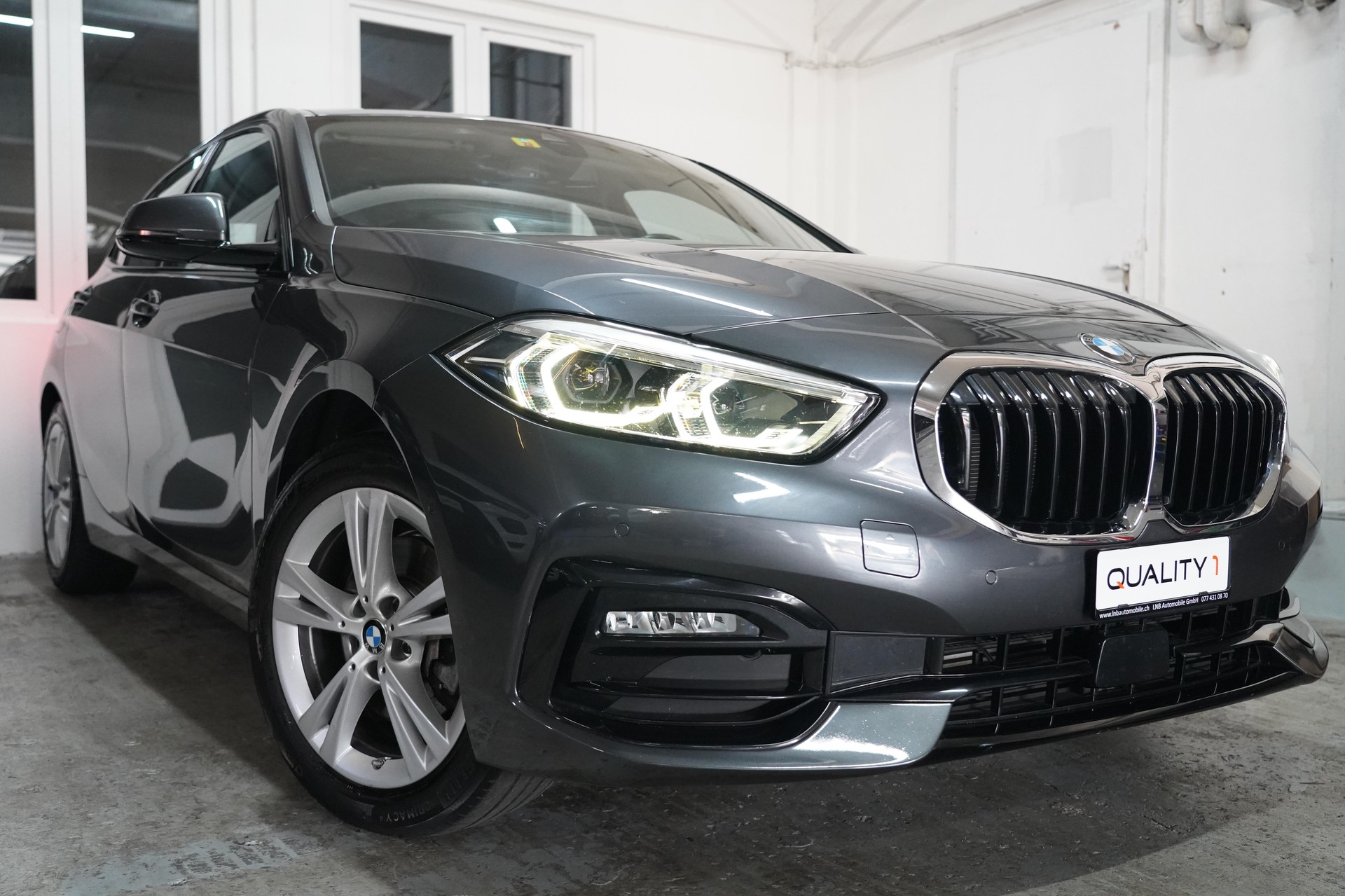 BMW 118i Steptronic-showroom-element-1
