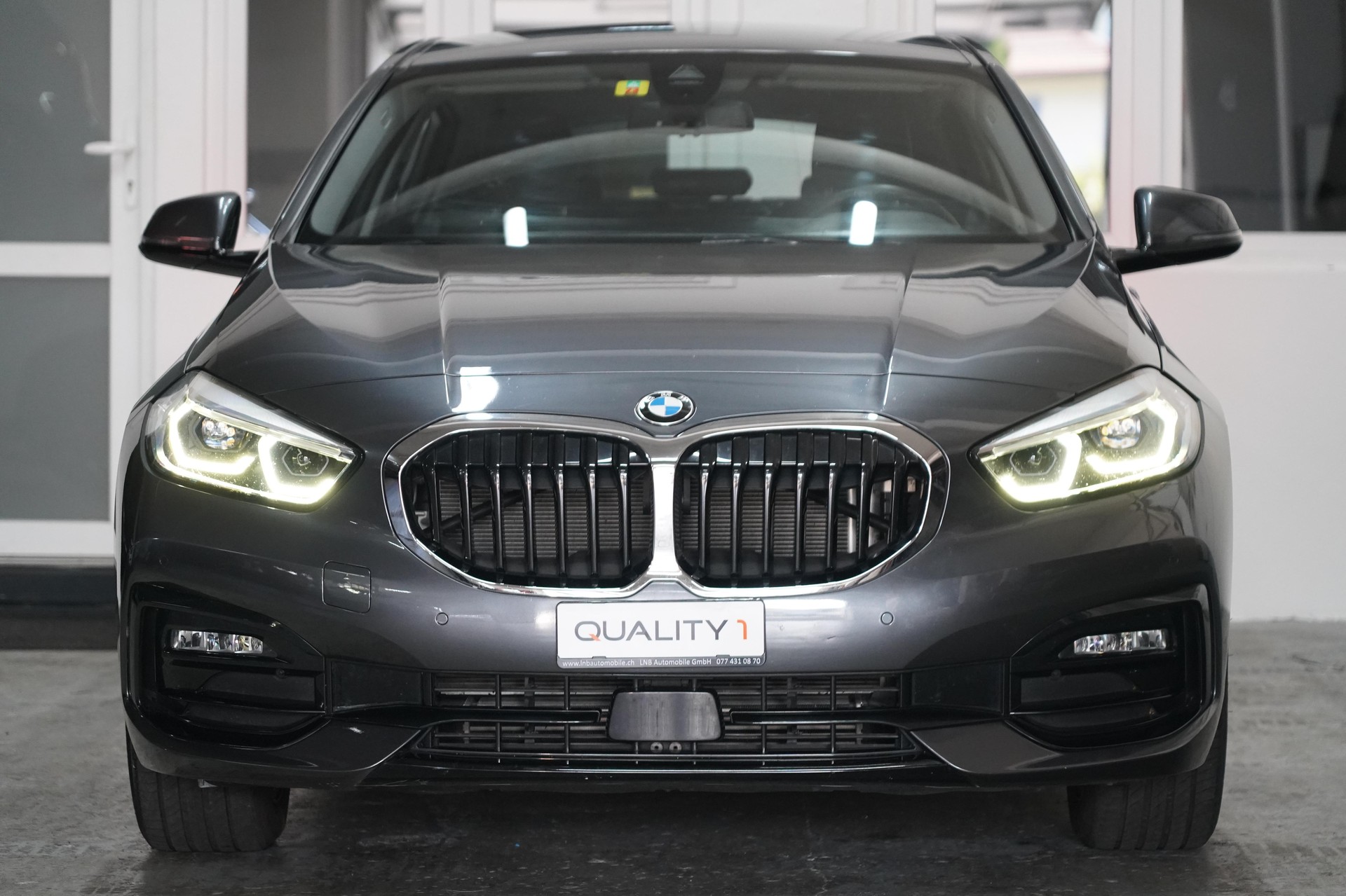BMW 118i Steptronic-showroom-element-2