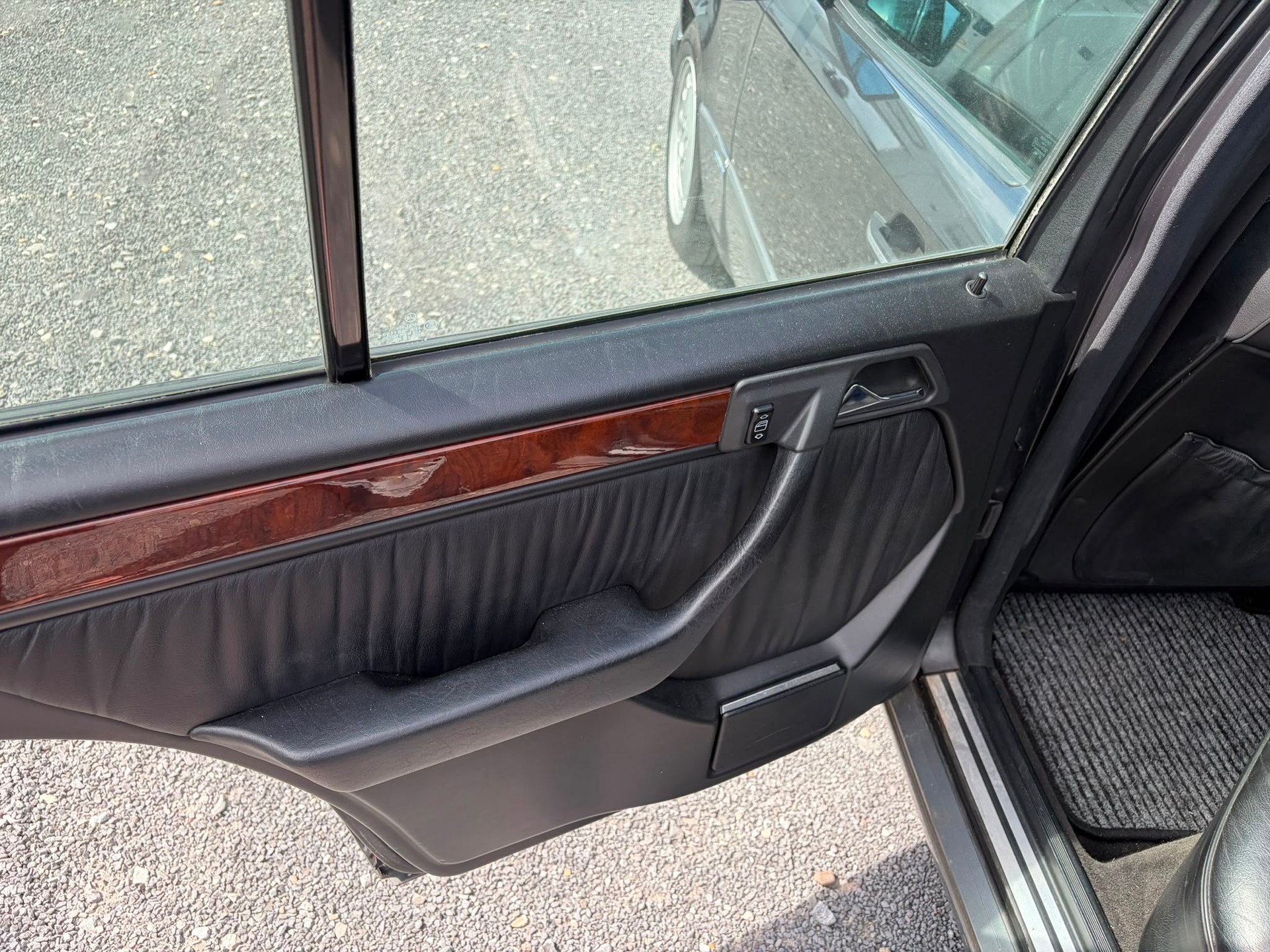 MERCEDES-BENZ E 300 24-image-5