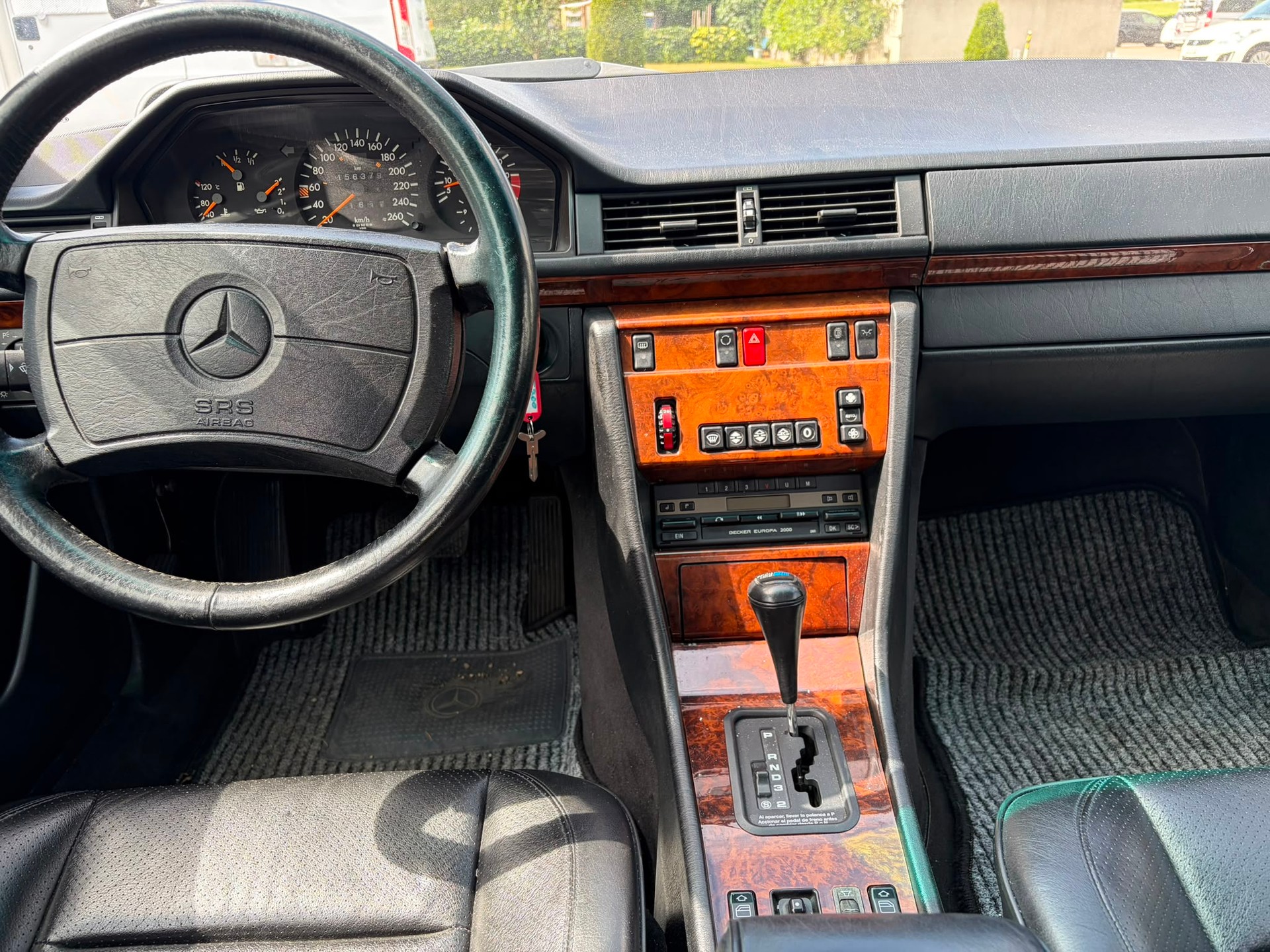 MERCEDES-BENZ E 300 24-image-8