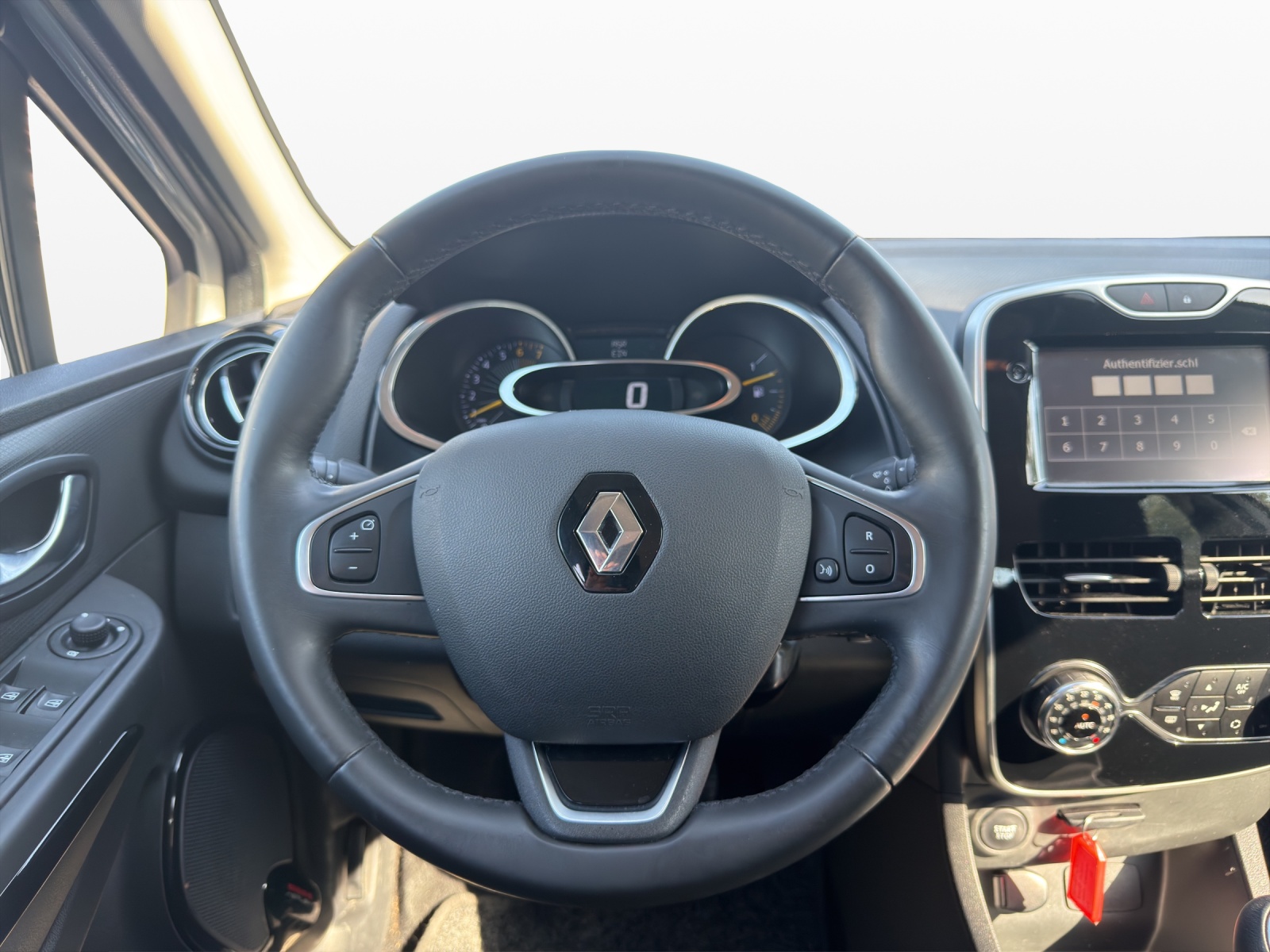 RENAULT Clio 0.9 12V Swiss Edition-image-10