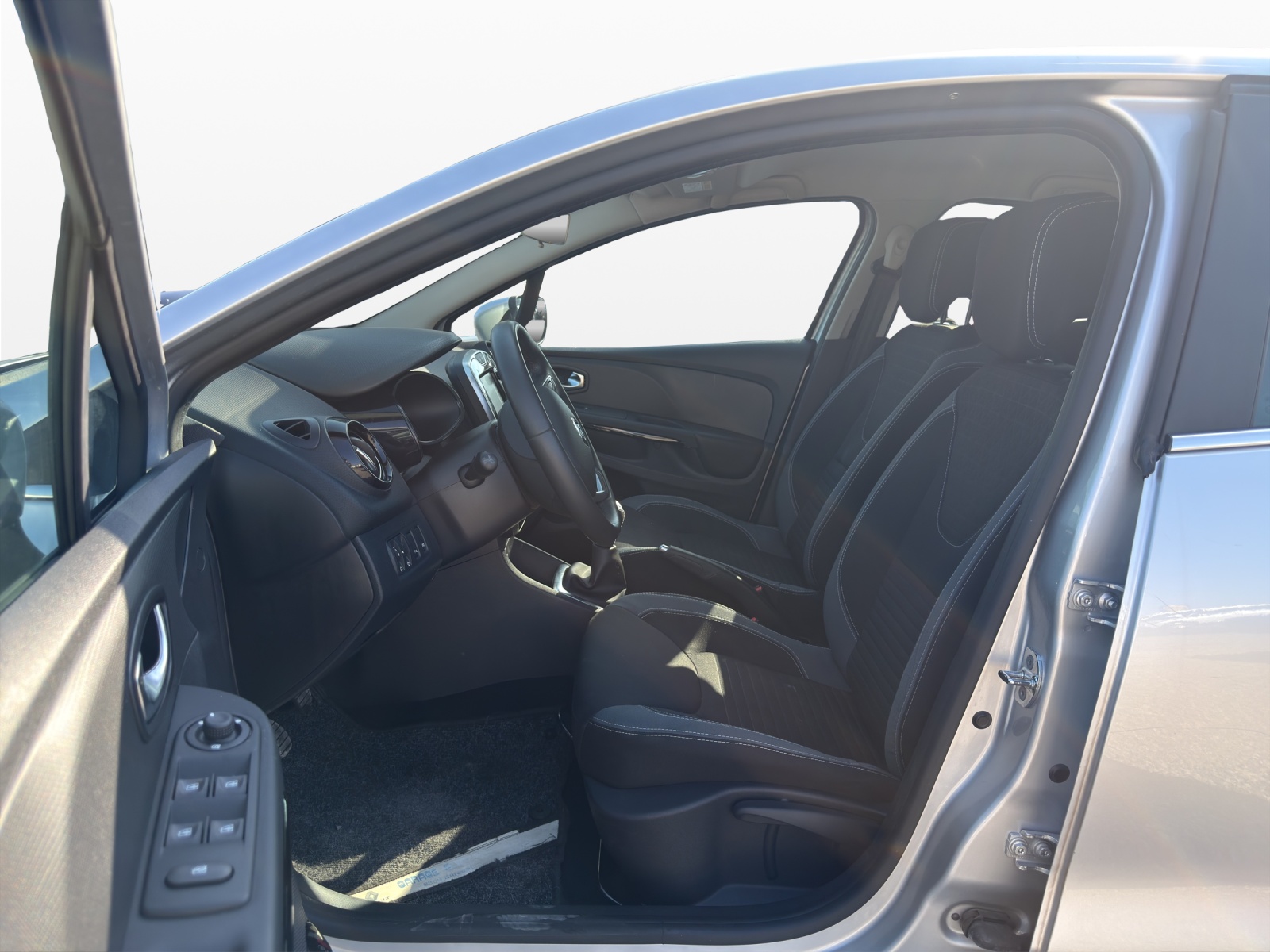 RENAULT Clio 0.9 12V Swiss Edition-image-8