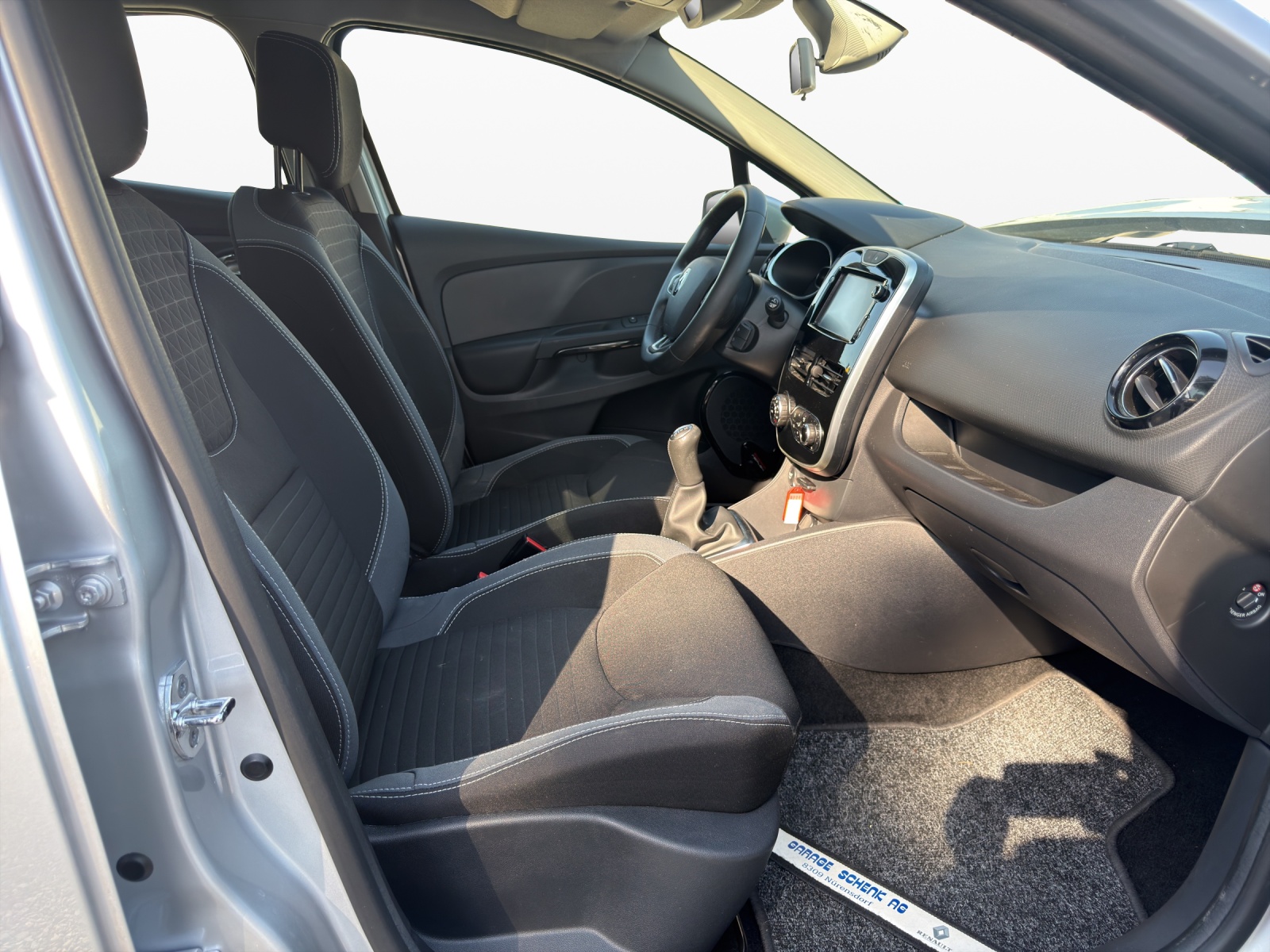 RENAULT Clio 0.9 12V Swiss Edition-image-14