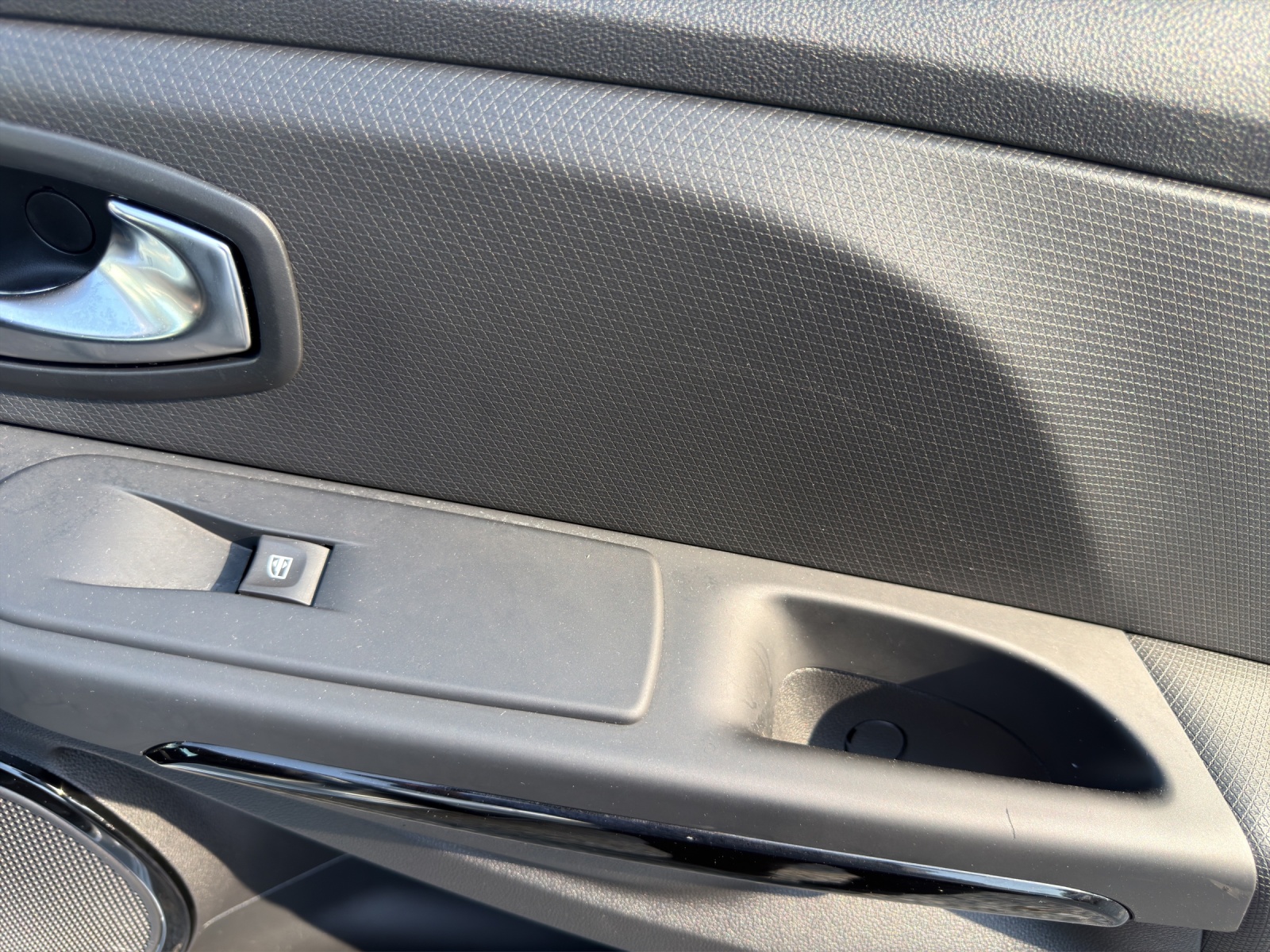 RENAULT Clio 0.9 12V Swiss Edition-image-16