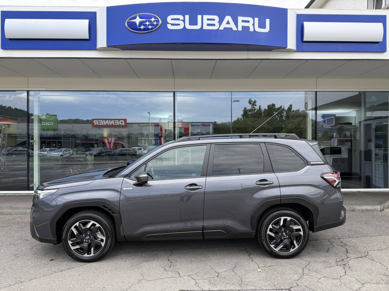 SUBARU Forester Station 2.0i e-Boxer Swiss Plus
