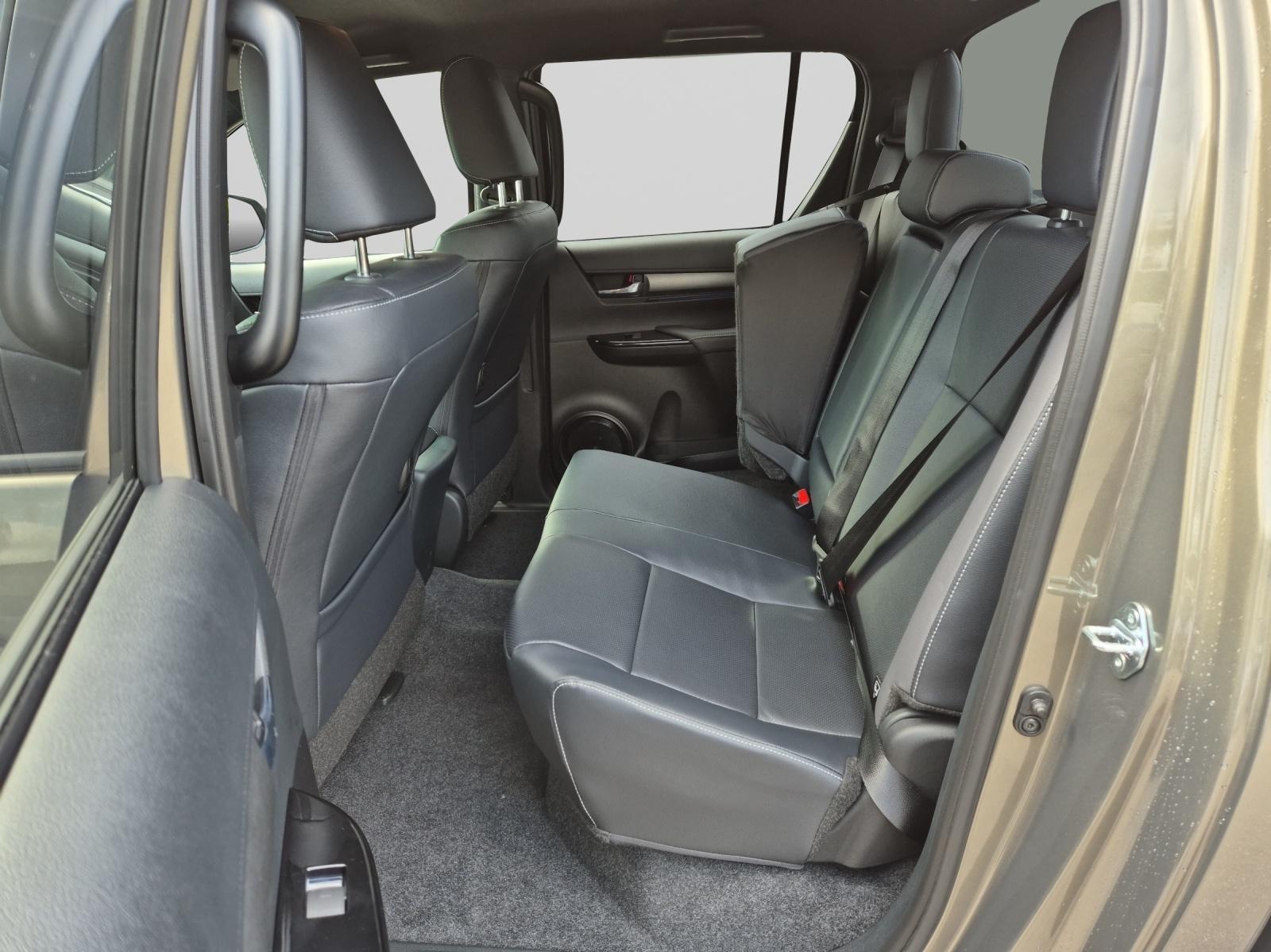 TOYOTA Hilux Double Cab.-Pick-up 2.8 D-4D MHEV 204 Invincible-image-8