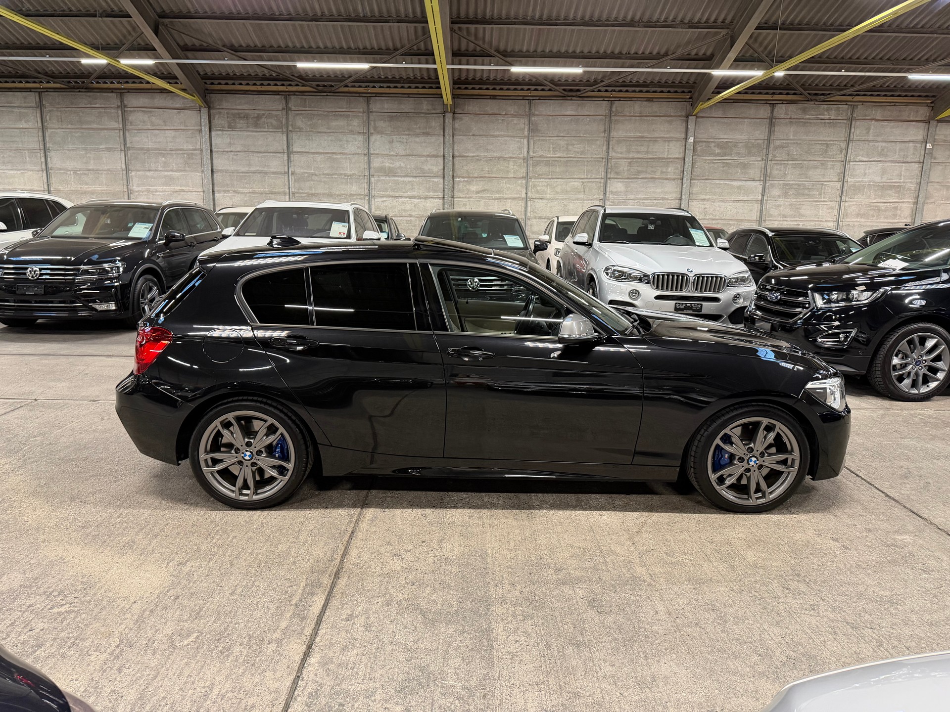 BMW M135i xDrive Steptronic-showroom-element-2