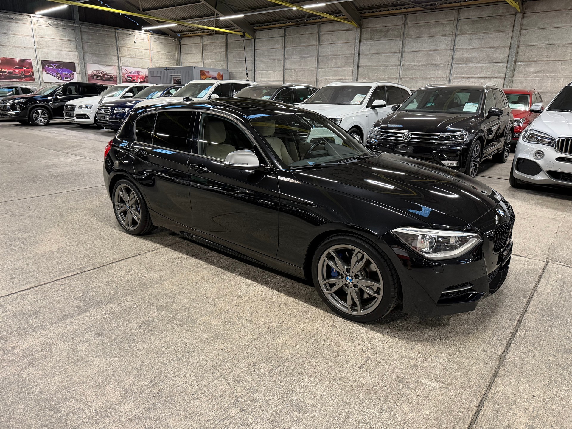 BMW M135i xDrive Steptronic-showroom-element-1