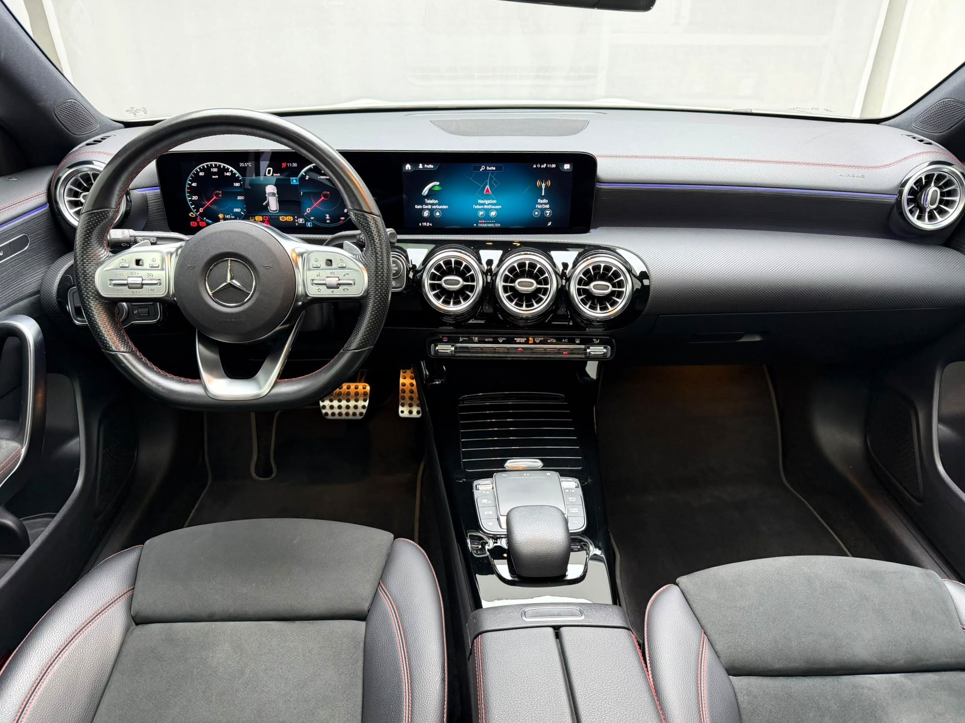 MERCEDES-BENZ CLA Shooting Brake 220 d 4Matic AMG Line-image-8