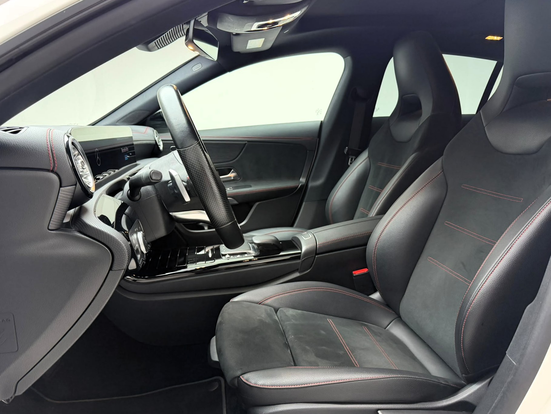 MERCEDES-BENZ CLA Shooting Brake 220 d 4Matic AMG Line-image-11