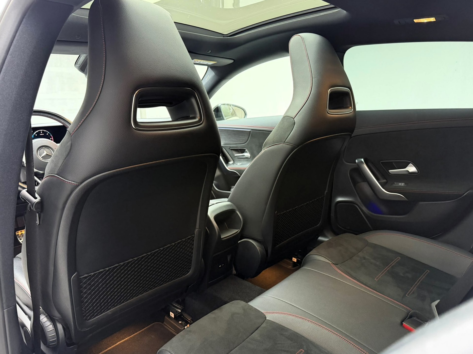 MERCEDES-BENZ CLA Shooting Brake 220 d 4Matic AMG Line-image-14