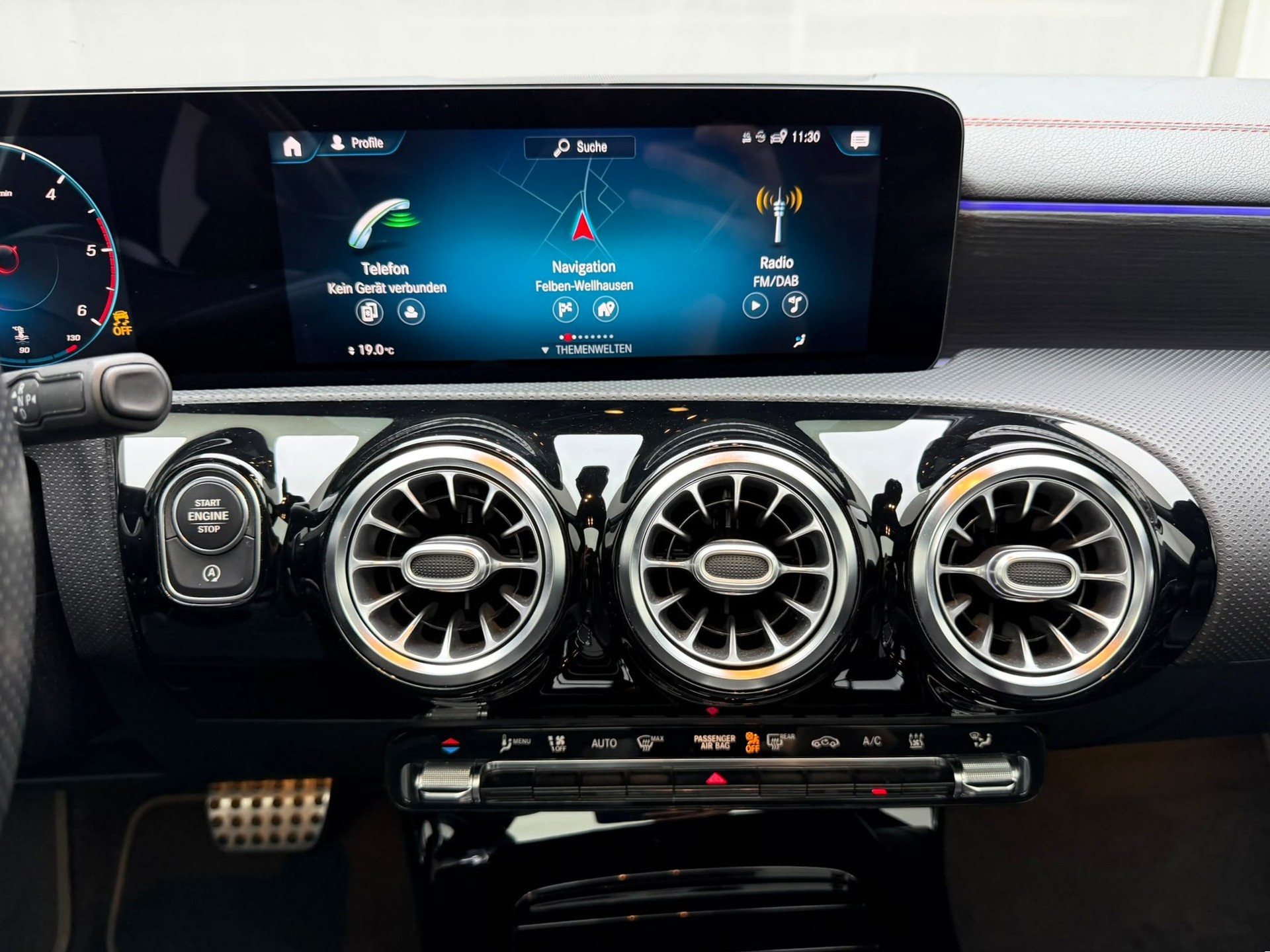 MERCEDES-BENZ CLA Shooting Brake 220 d 4Matic AMG Line-image-12