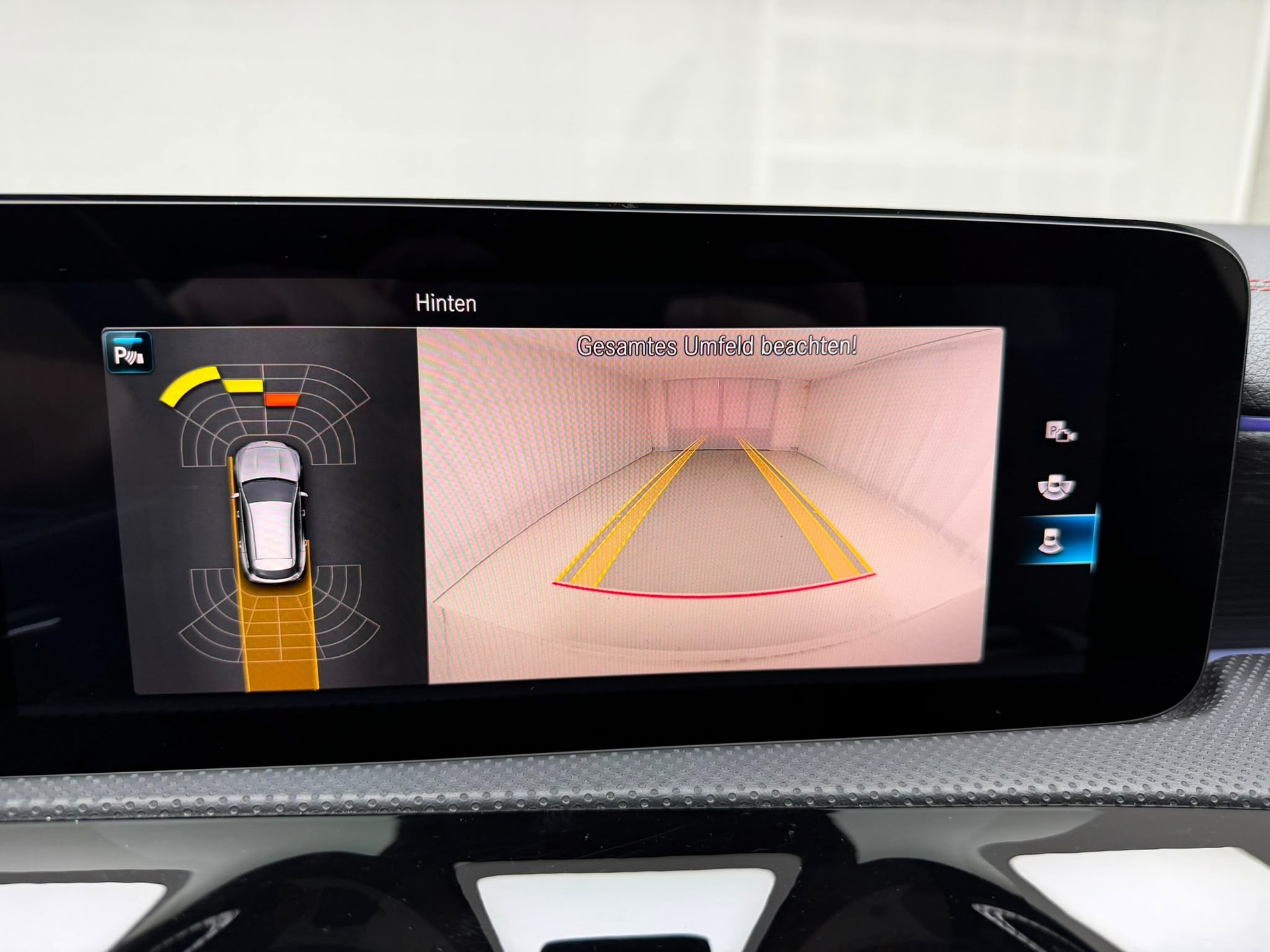 MERCEDES-BENZ CLA Shooting Brake 220 d 4Matic AMG Line-image-17