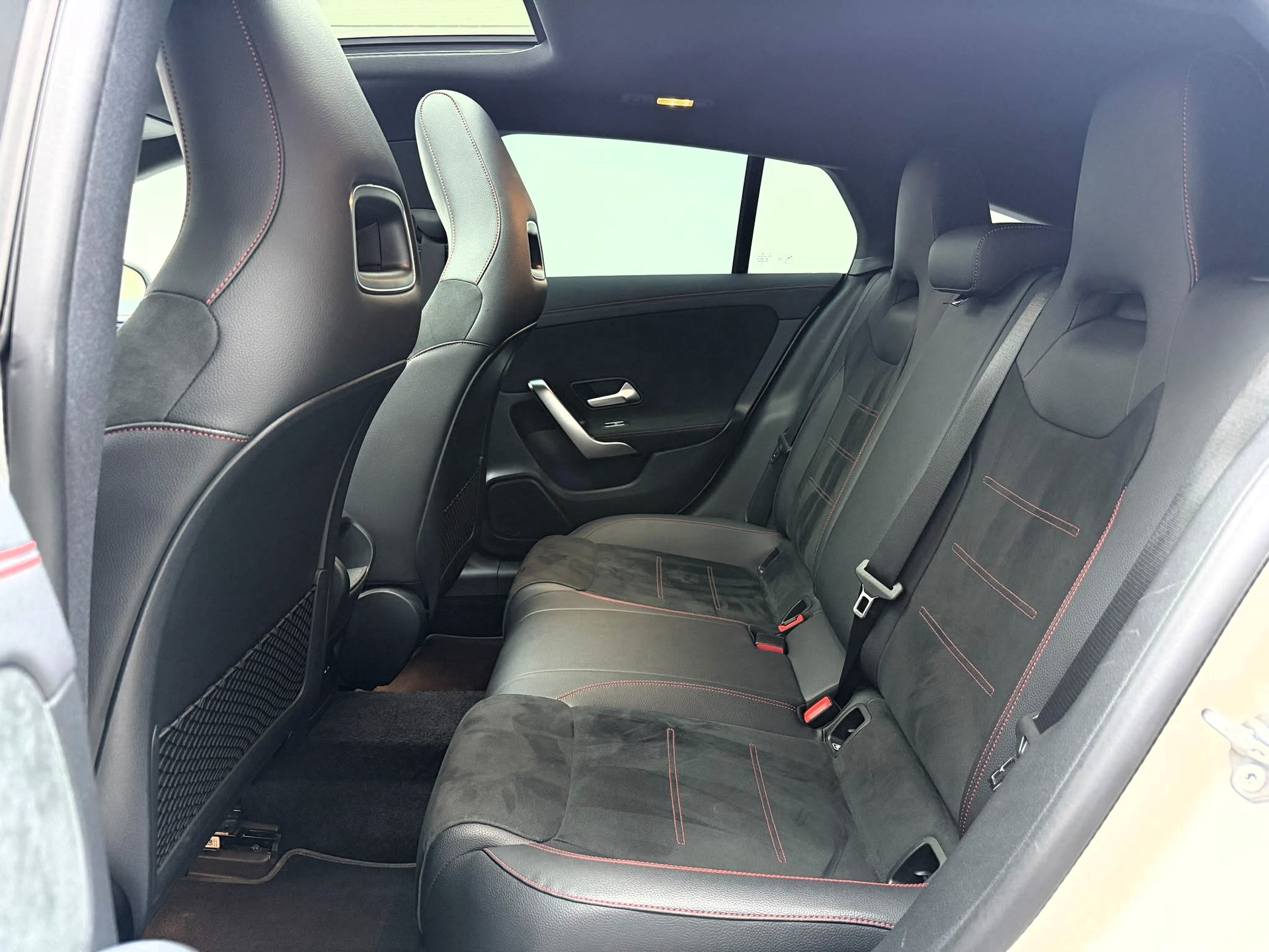 MERCEDES-BENZ CLA Shooting Brake 220 d 4Matic AMG Line-image-13