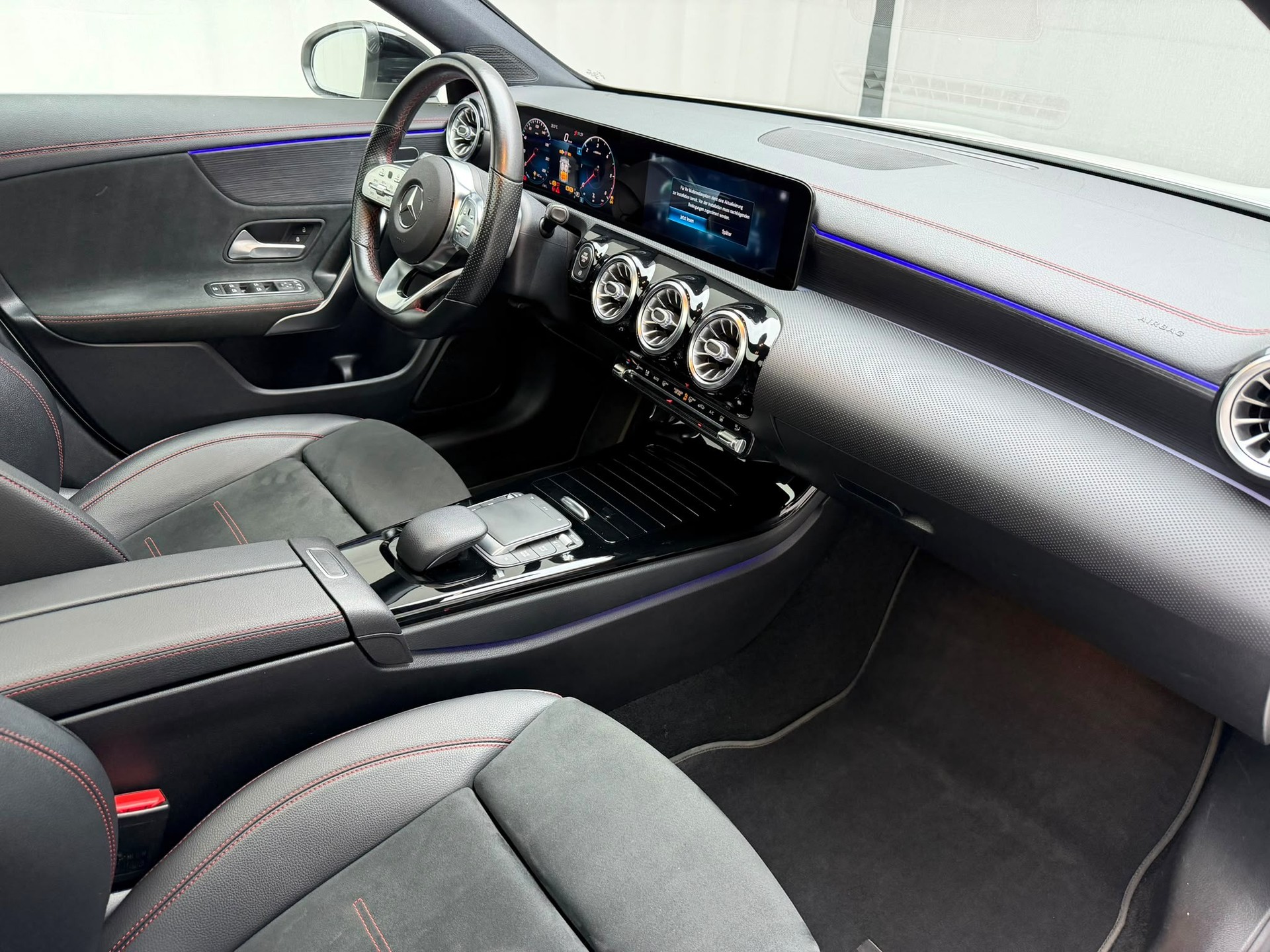 MERCEDES-BENZ CLA Shooting Brake 220 d 4Matic AMG Line-image-7