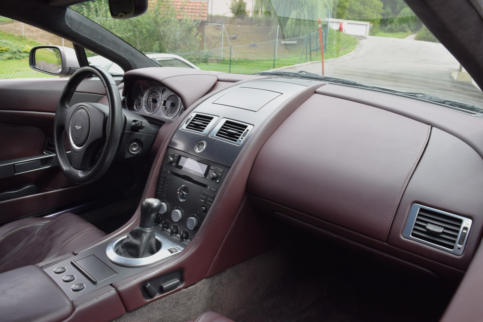 ASTON MARTIN V8 Vantage 4.3-image-12