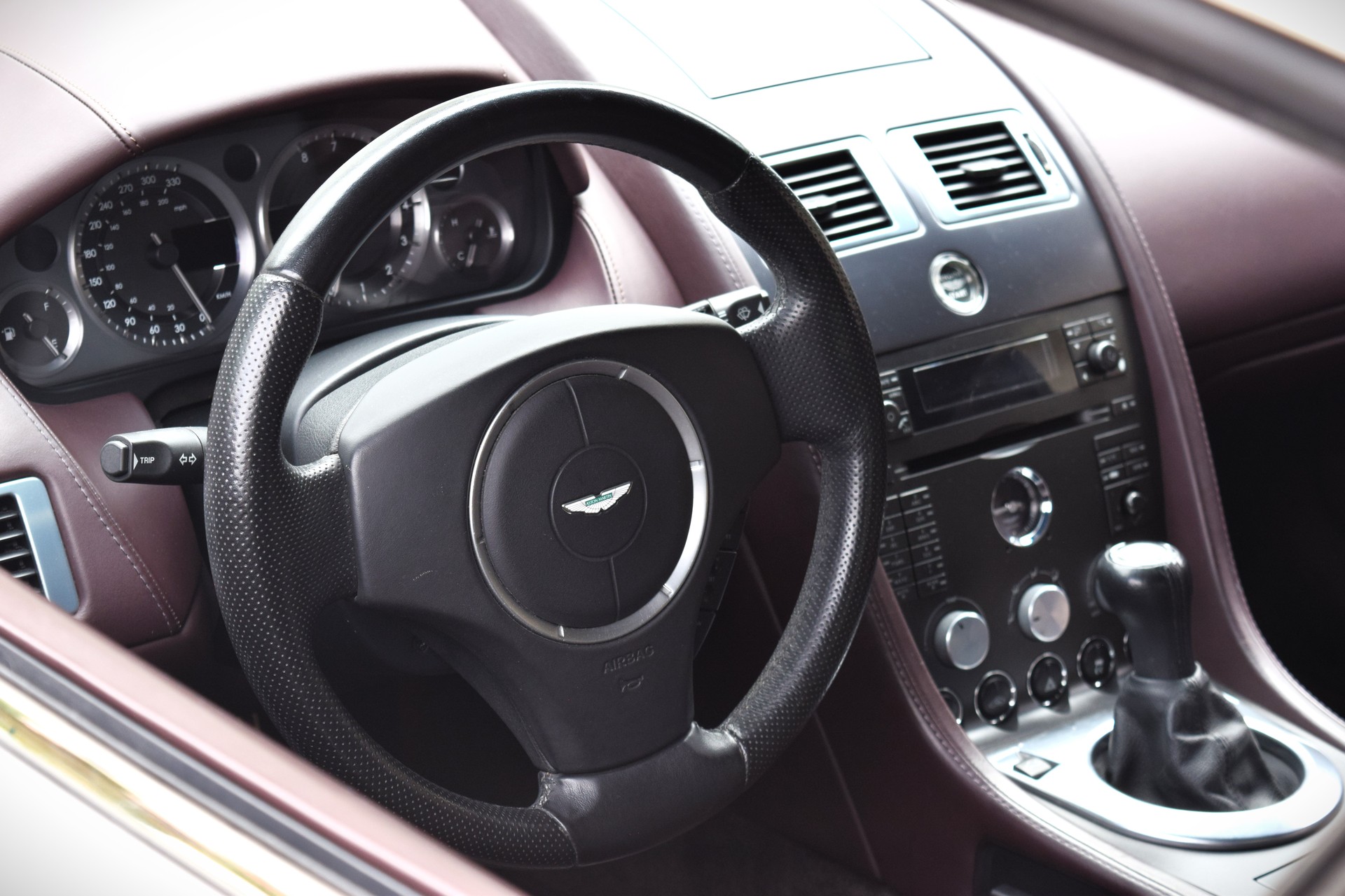 ASTON MARTIN V8 Vantage 4.3-image-11
