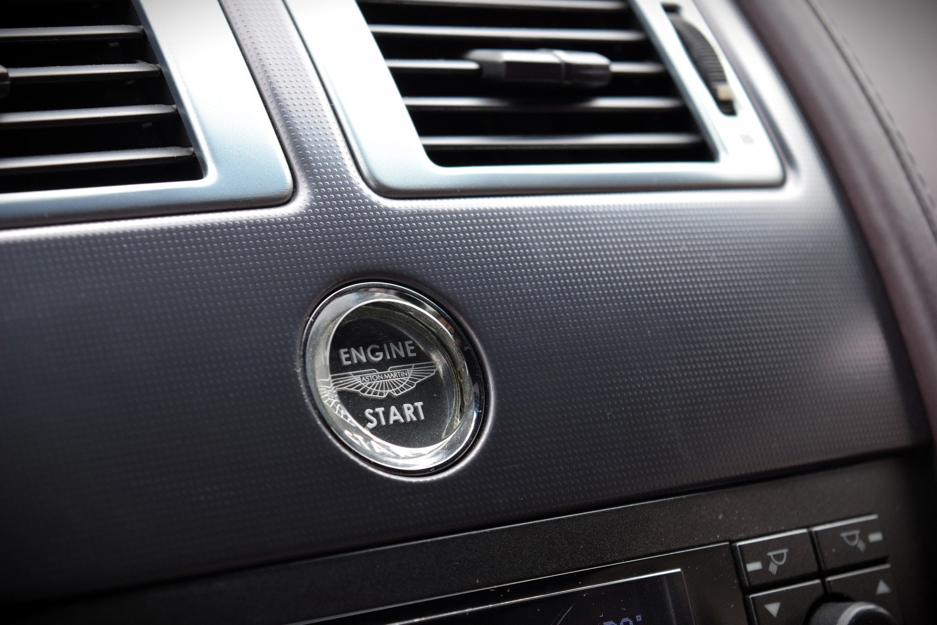 ASTON MARTIN V8 Vantage 4.3-image-2