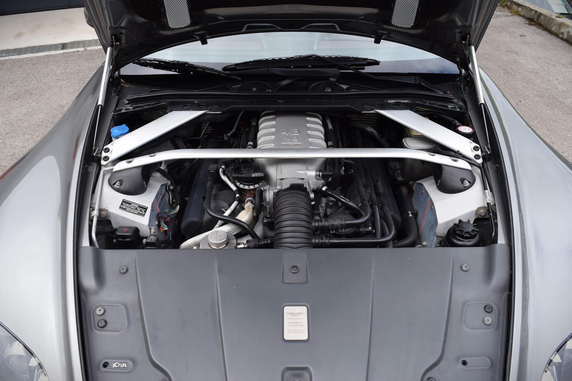 ASTON MARTIN V8 Vantage 4.3-image-15