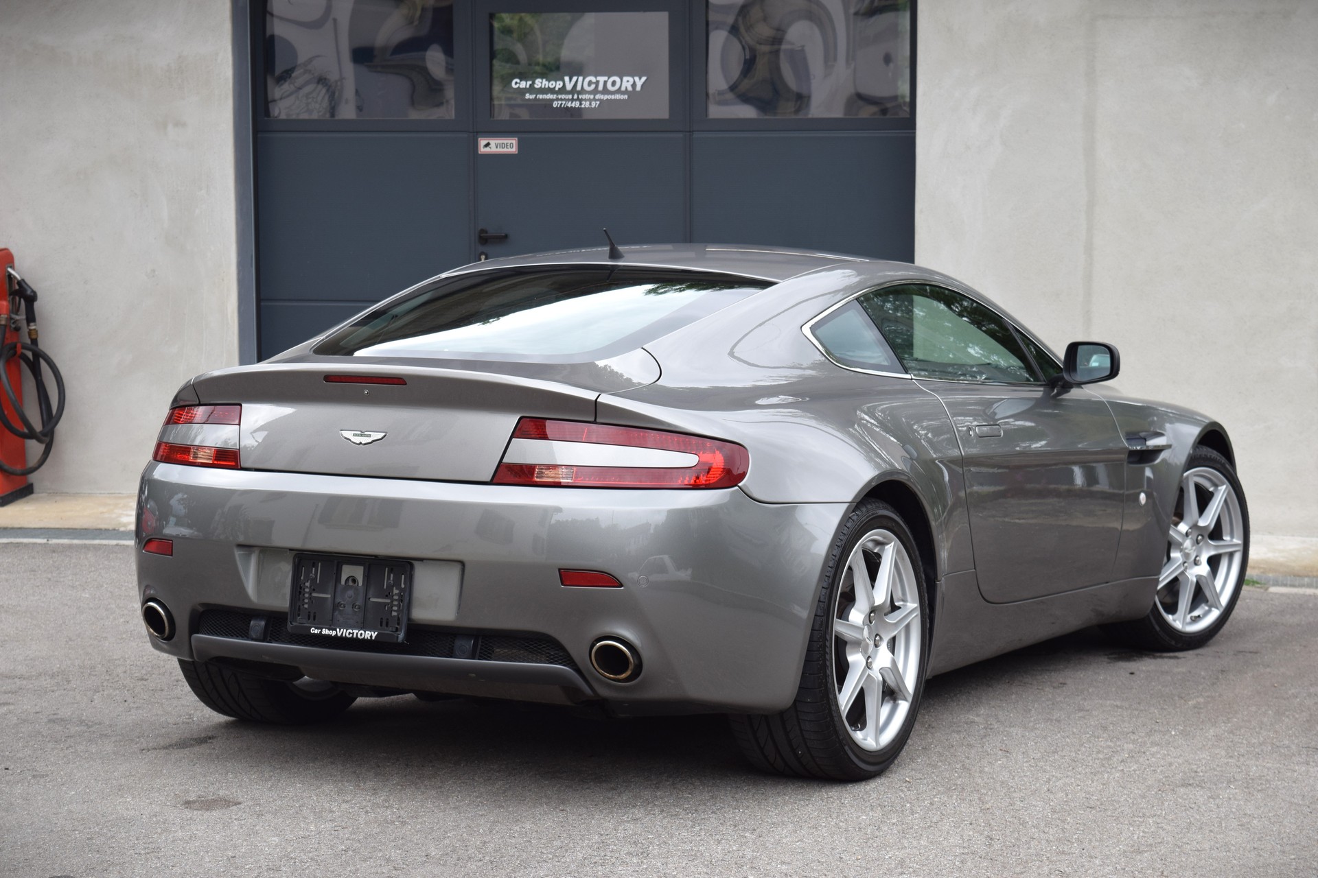 ASTON MARTIN V8 Vantage 4.3-image-8