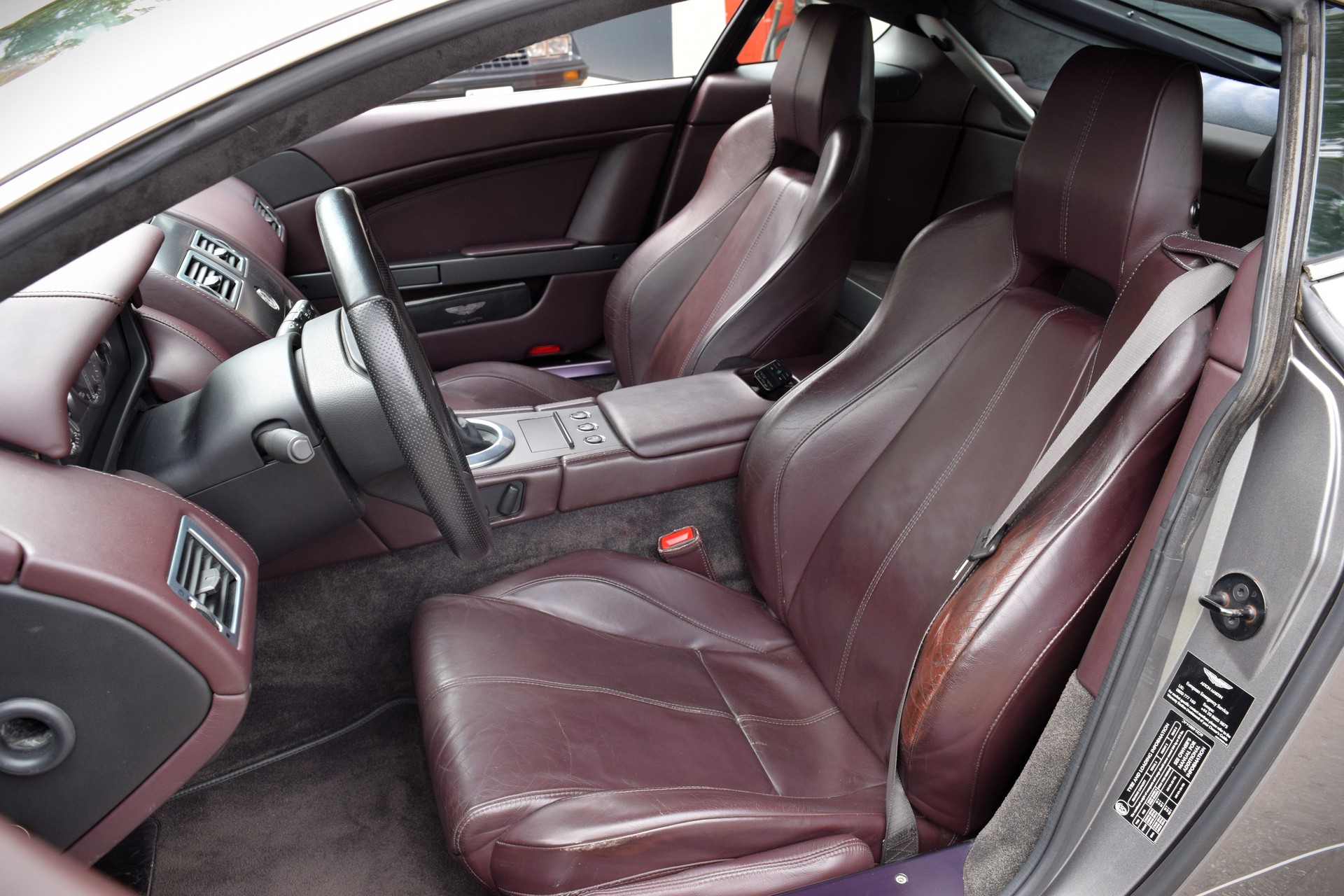 ASTON MARTIN V8 Vantage 4.3-image-4