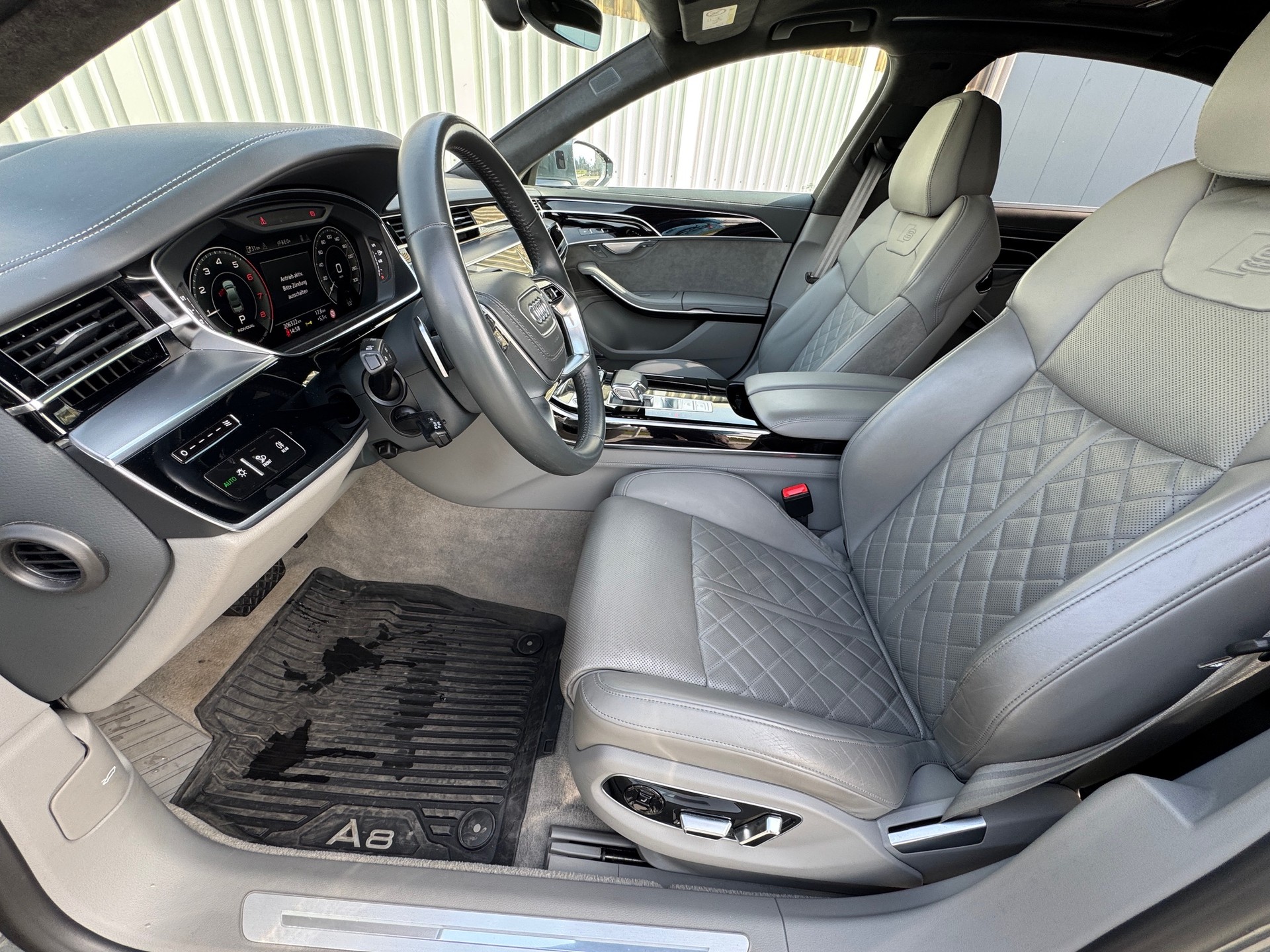 AUDI A8 60 L TFSI e quattro tiptronic-image-12