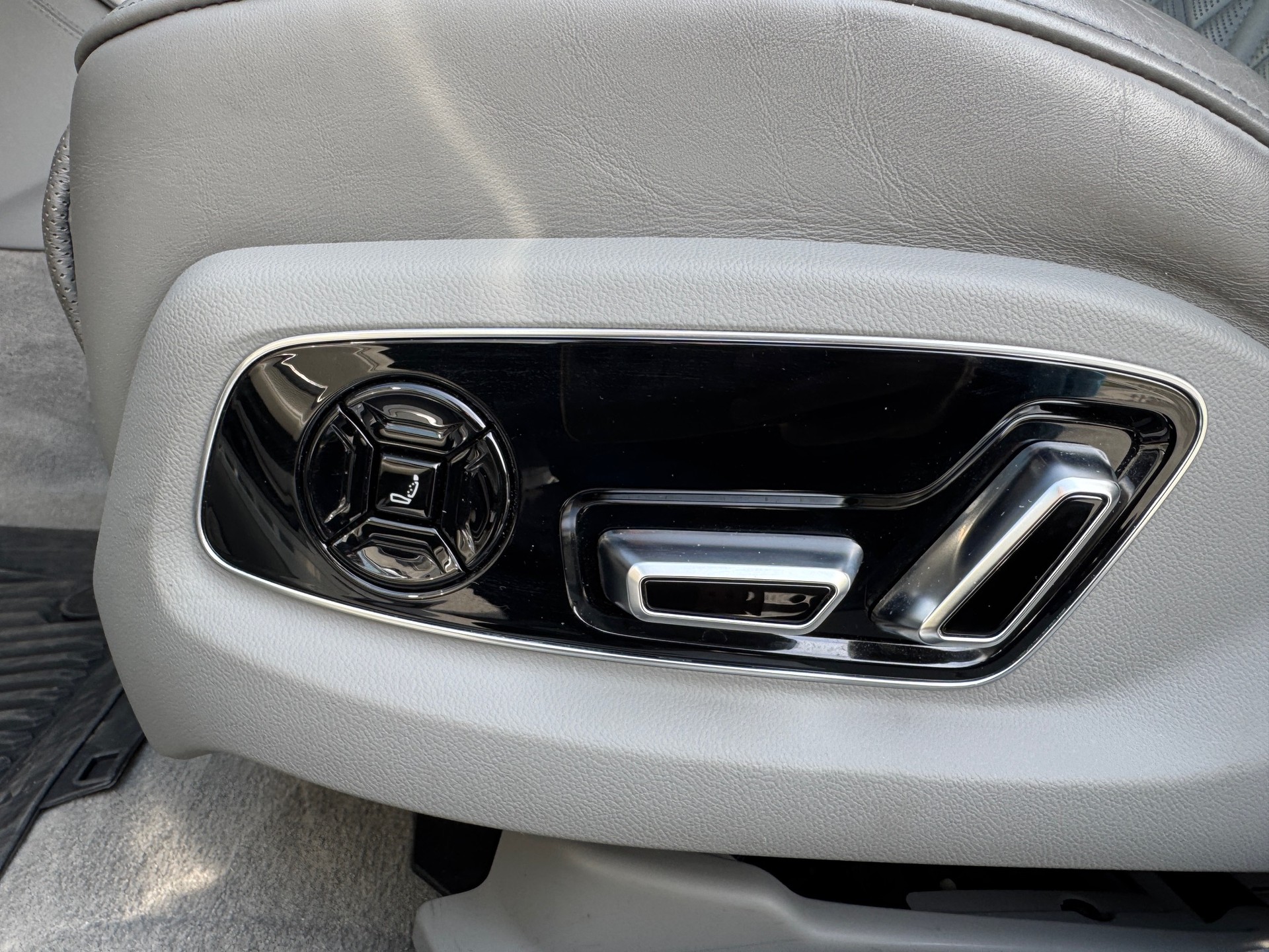 AUDI A8 60 L TFSI e quattro tiptronic-image-15