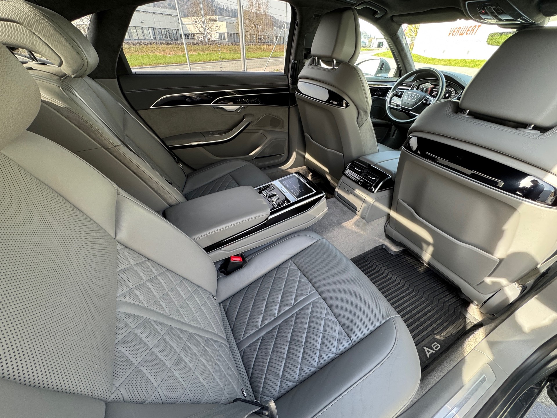 AUDI A8 60 L TFSI e quattro tiptronic-image-22