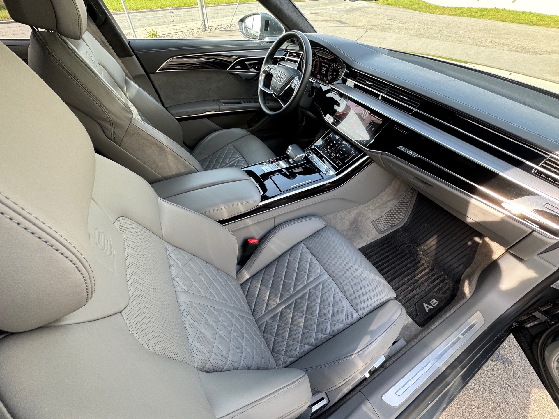 AUDI A8 60 L TFSI e quattro tiptronic-image-24