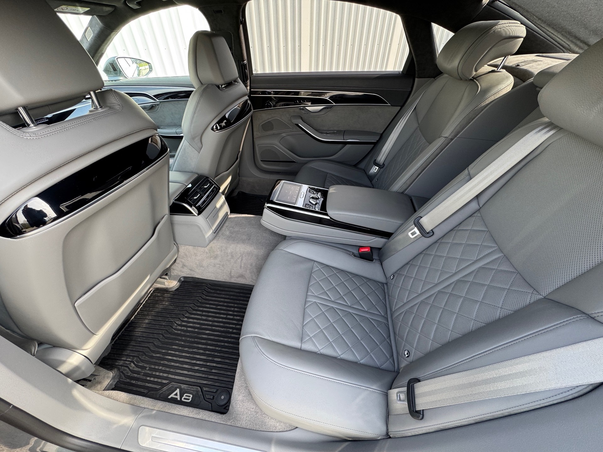 AUDI A8 60 L TFSI e quattro tiptronic-image-16