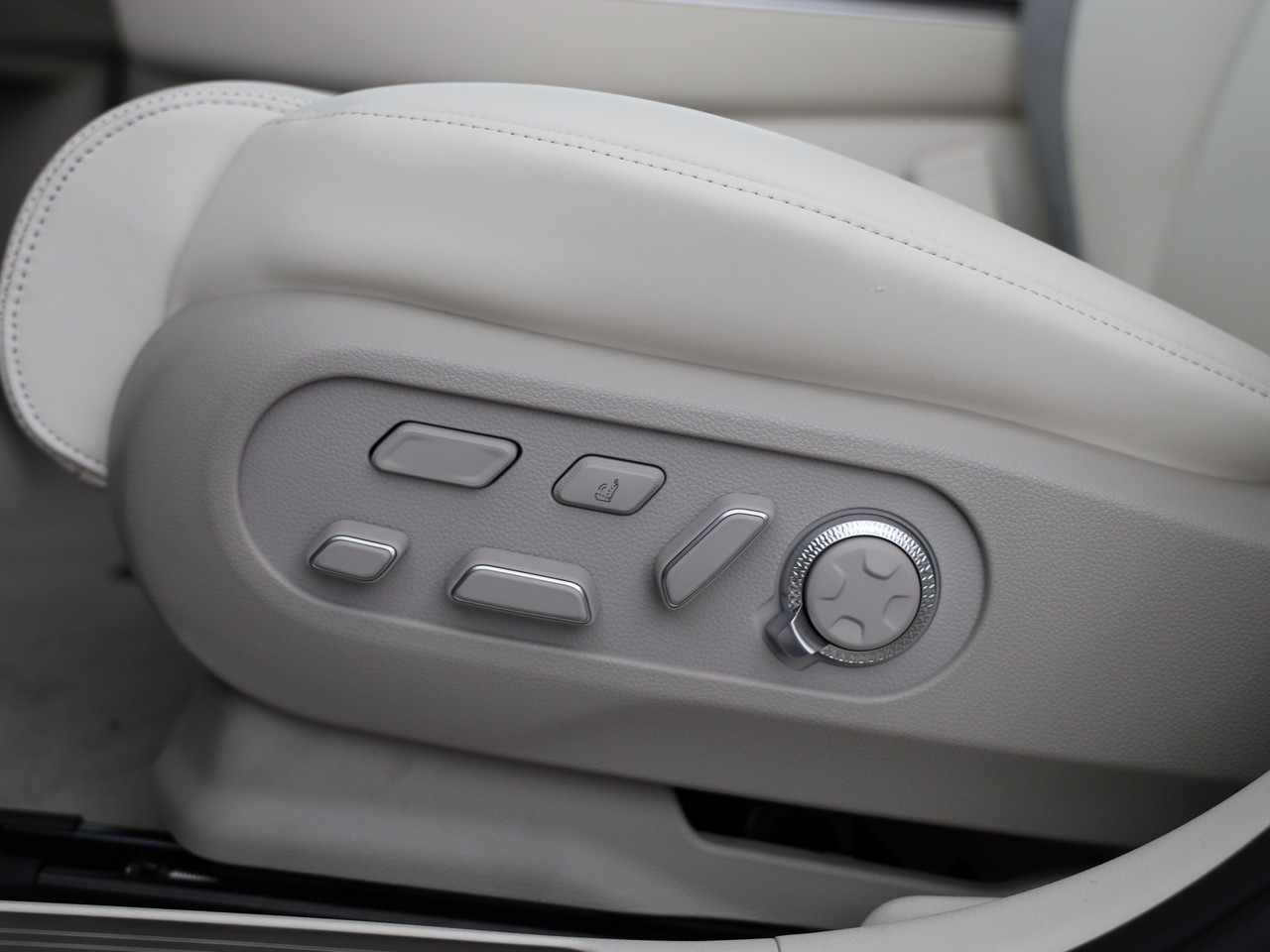 GENESIS GV60 77.4 kWh Premium-image-11