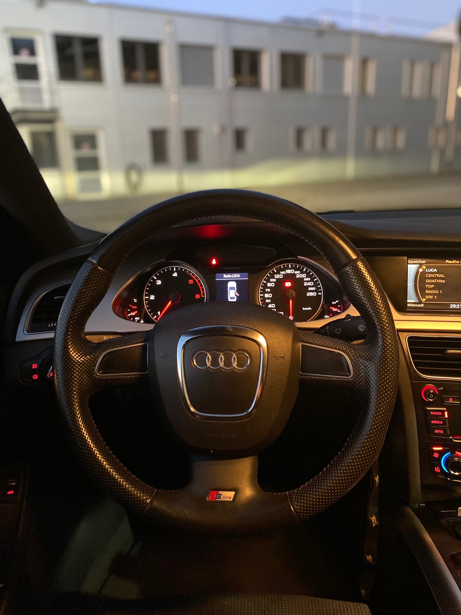 AUDI A4 Limousine 2.0 TDI-image-17
