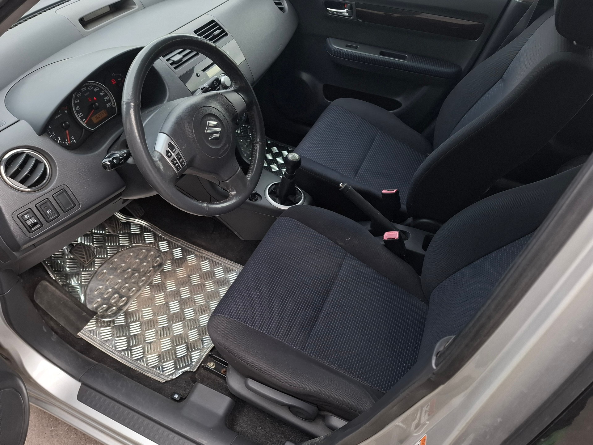 SUZUKI Swift 1.3i 16V GL-image-8
