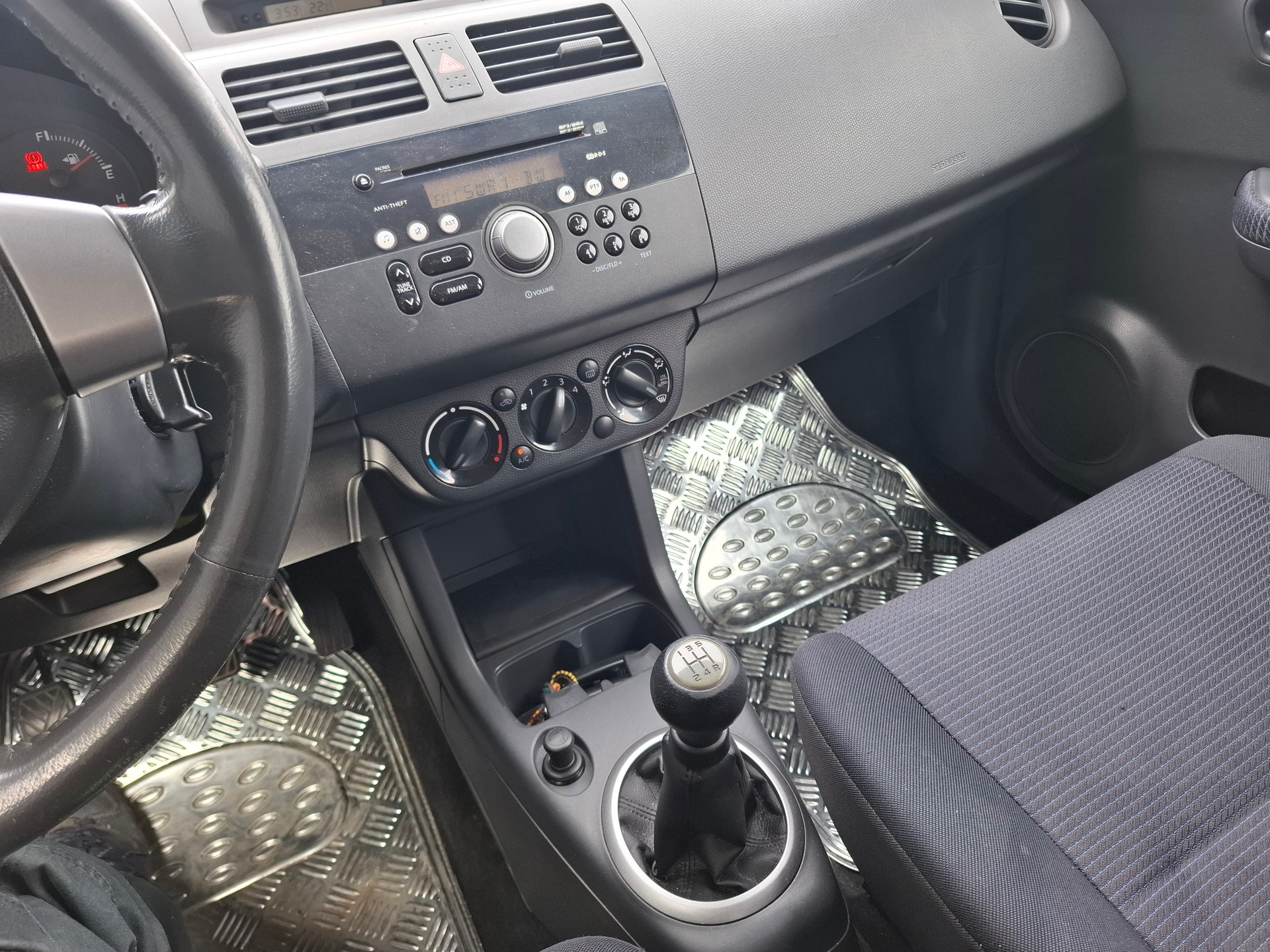 SUZUKI Swift 1.3i 16V GL-image-9