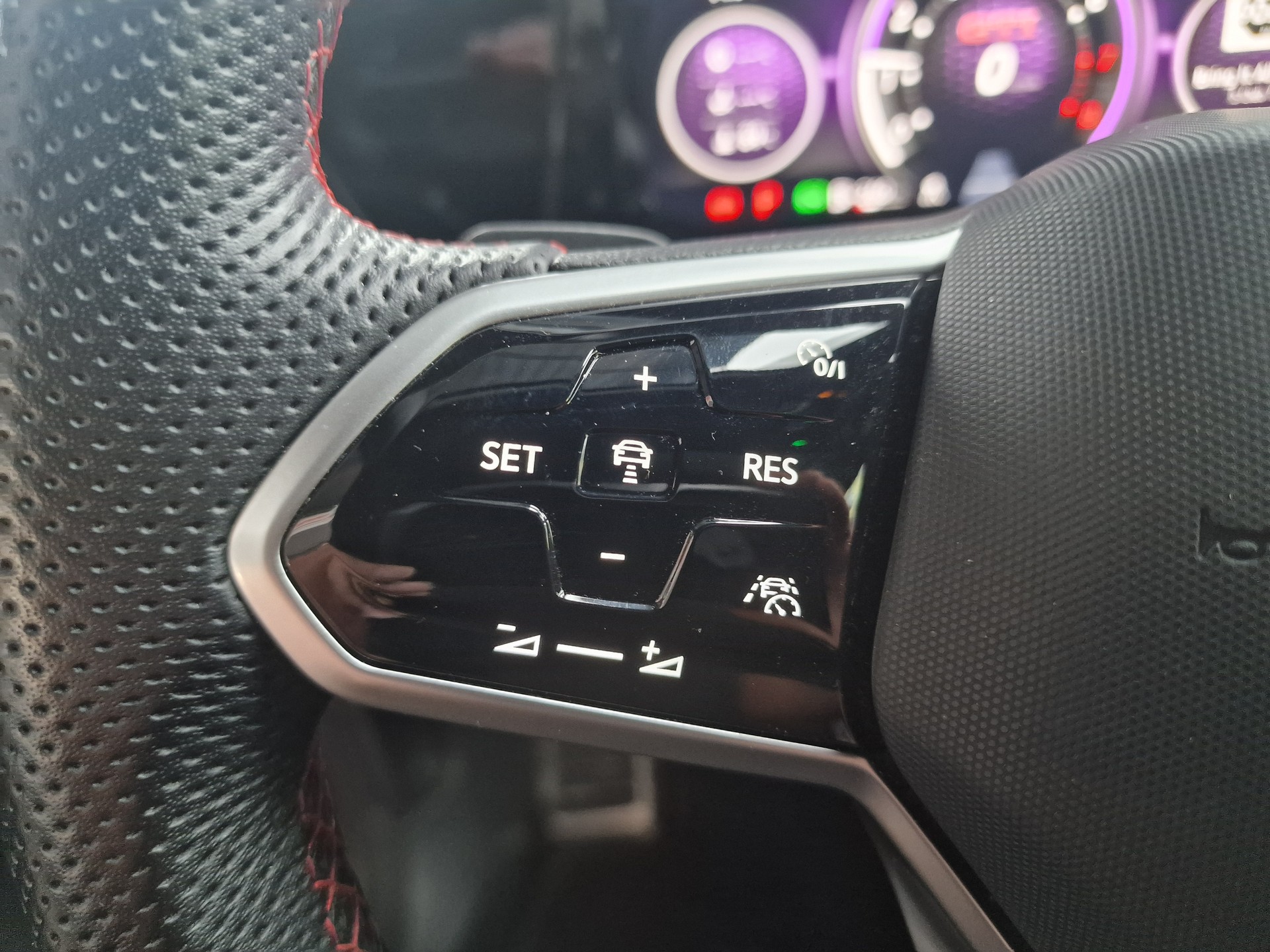 VW Golf 2.0 TSI GTI Clubsport DSG Pano 36Mt Gara-image-17