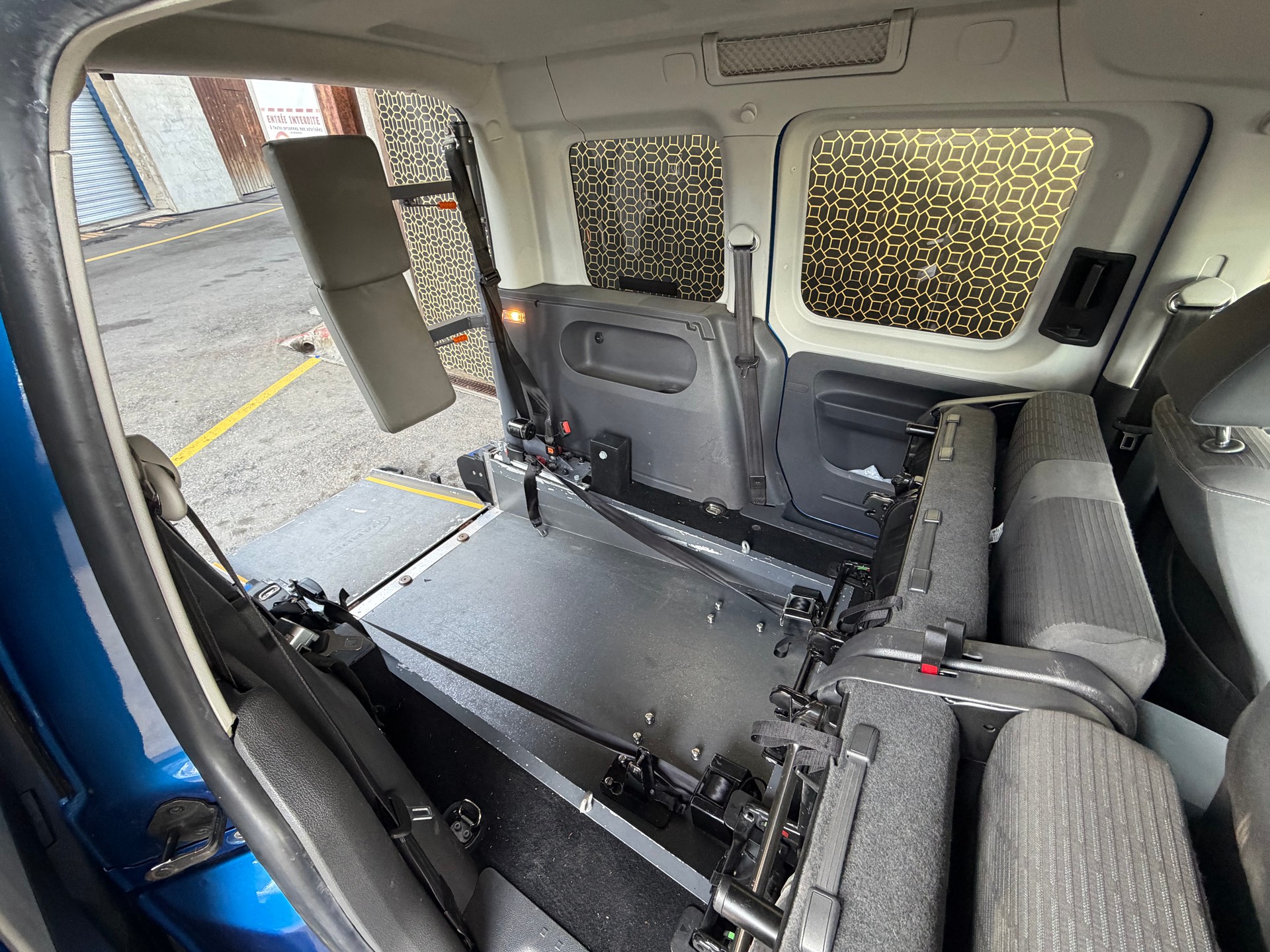 VW Caddy 1.6TDI Transport personnes-image-7