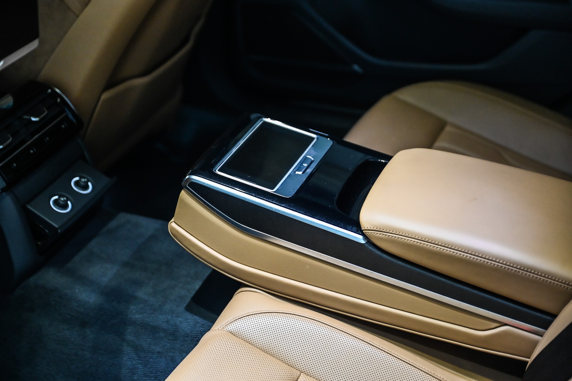 AUDI A8 L 55 TFSI quattro-image-36