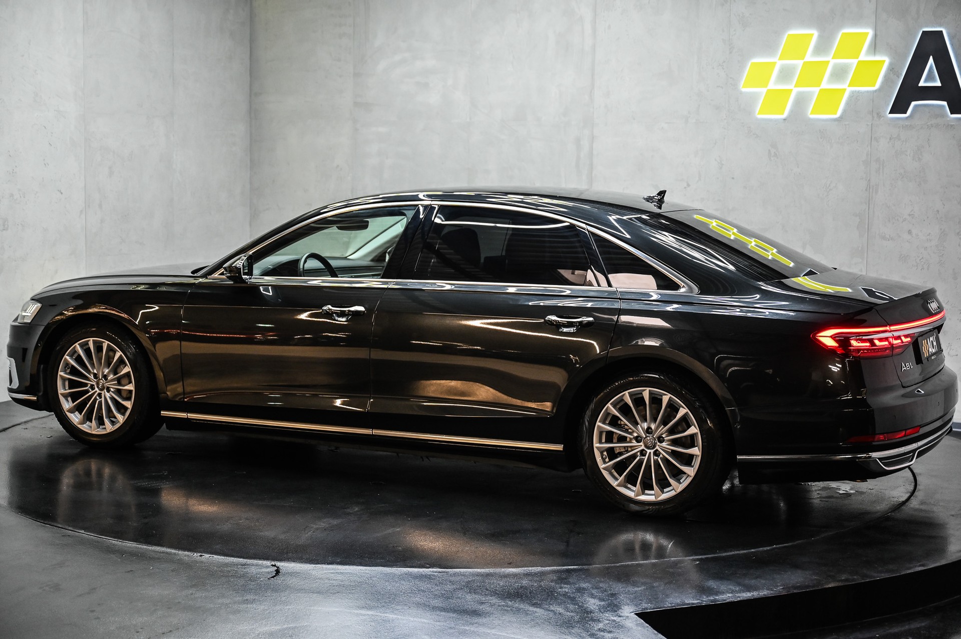 AUDI A8 L 55 TFSI quattro-image-5