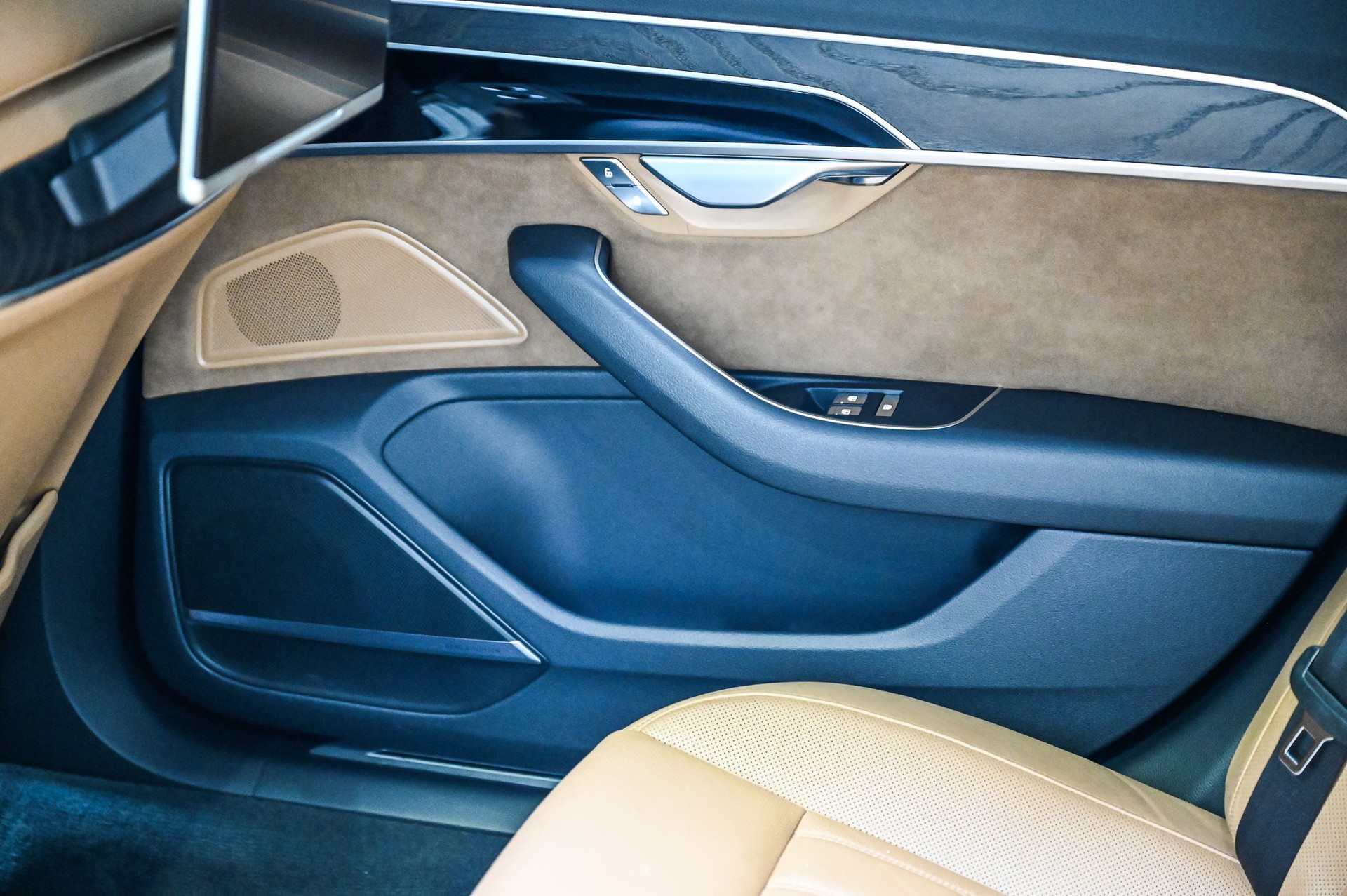 AUDI A8 L 55 TFSI quattro-image-35