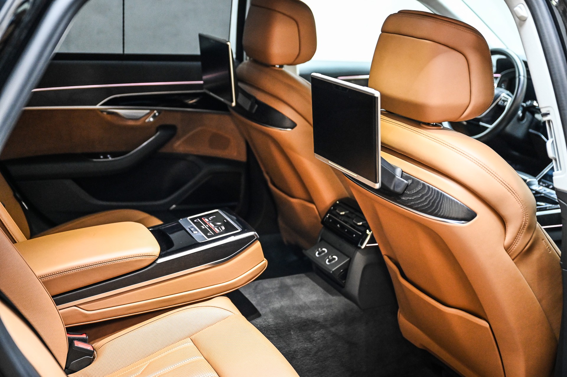 AUDI A8 L 55 TFSI quattro-image-40