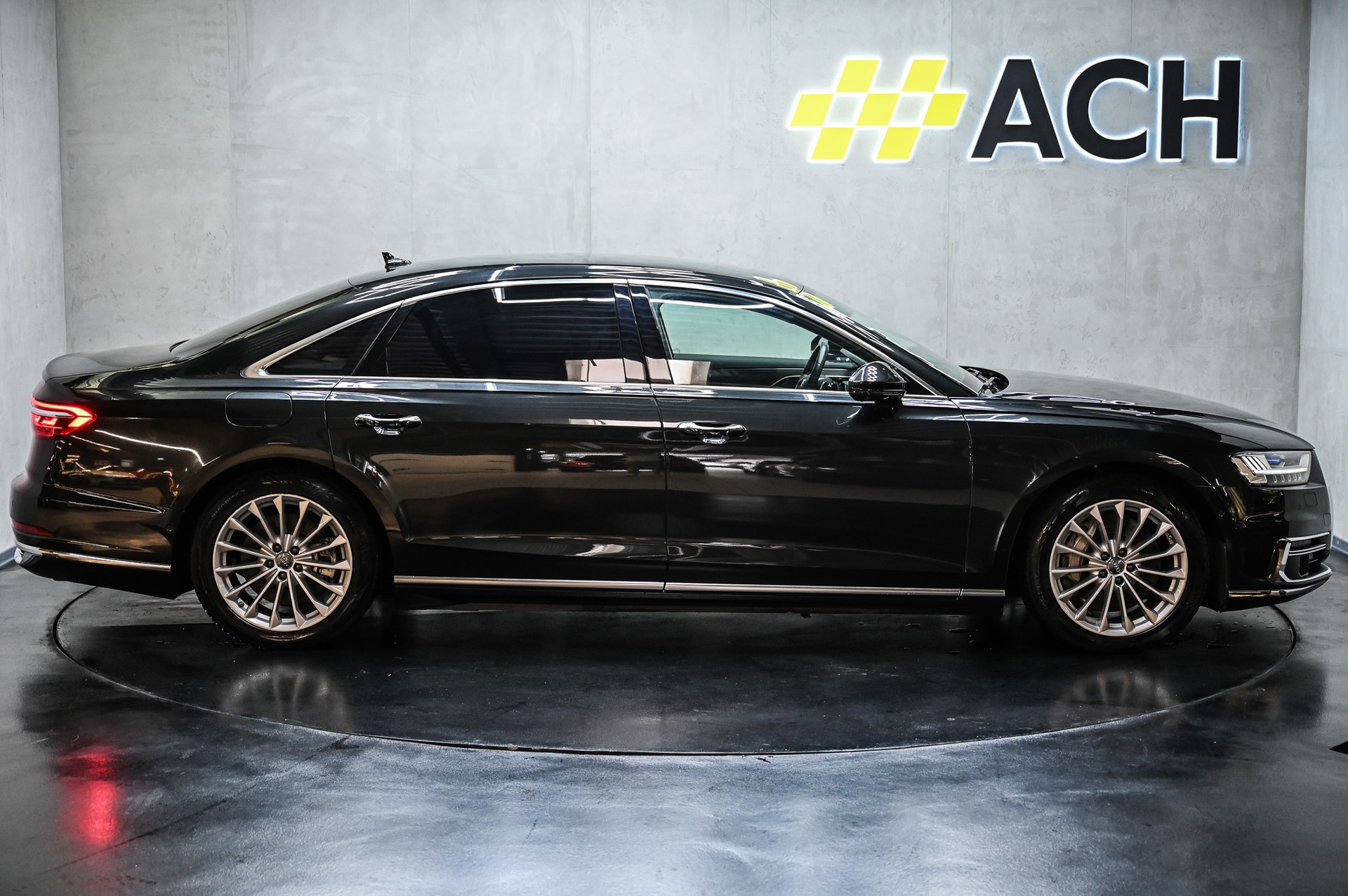 AUDI A8 L 55 TFSI quattro-image-10