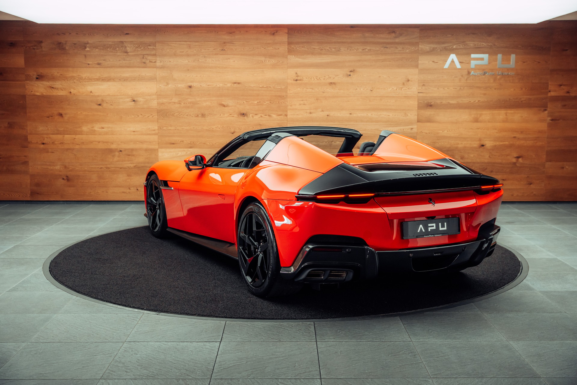 FERRARI 12Cilindri Spider Rosso Dino-showroom-element-2