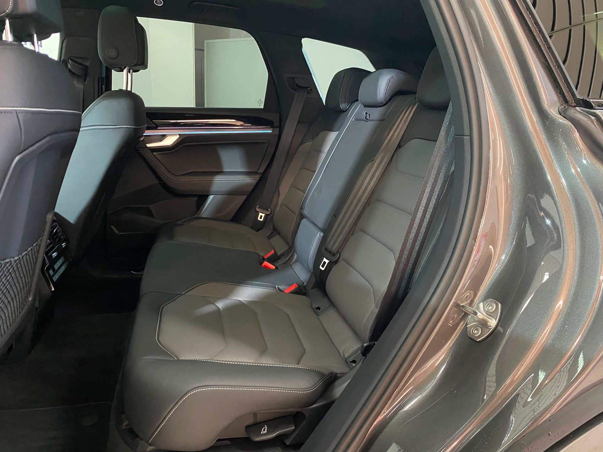 VW Touareg 3.0 TDI R-Line Tiptronic-image-8