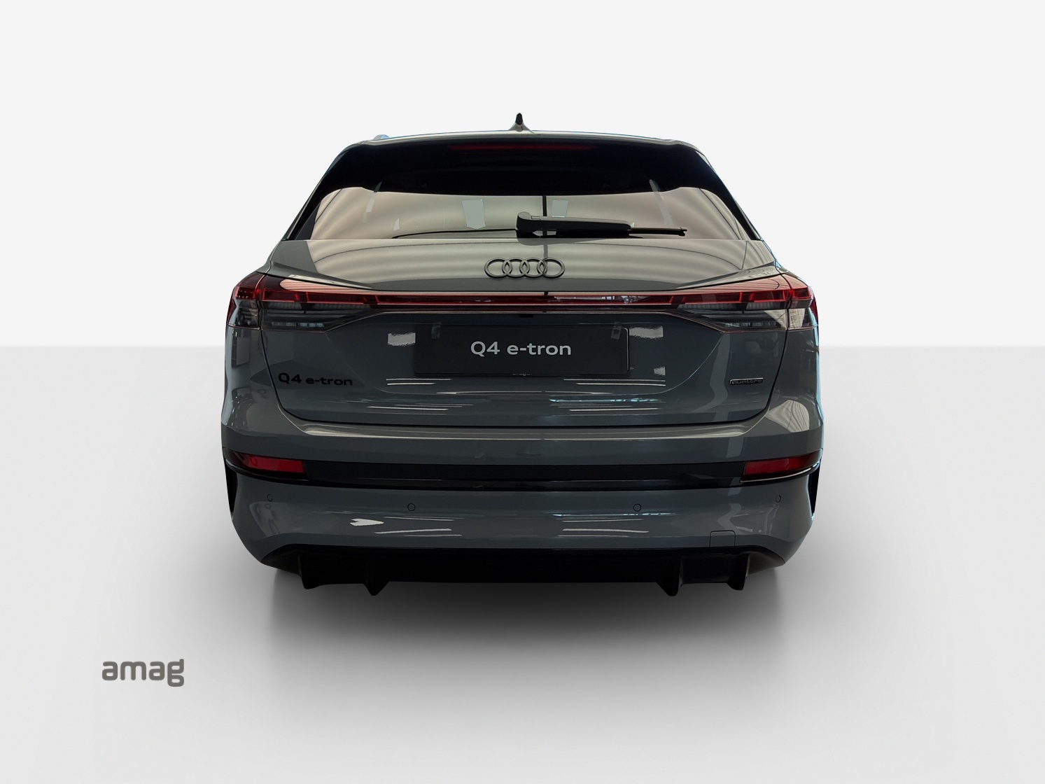 AUDI Q4 e-tron SUV quattro performance Swiss Ski-showroom-element-3